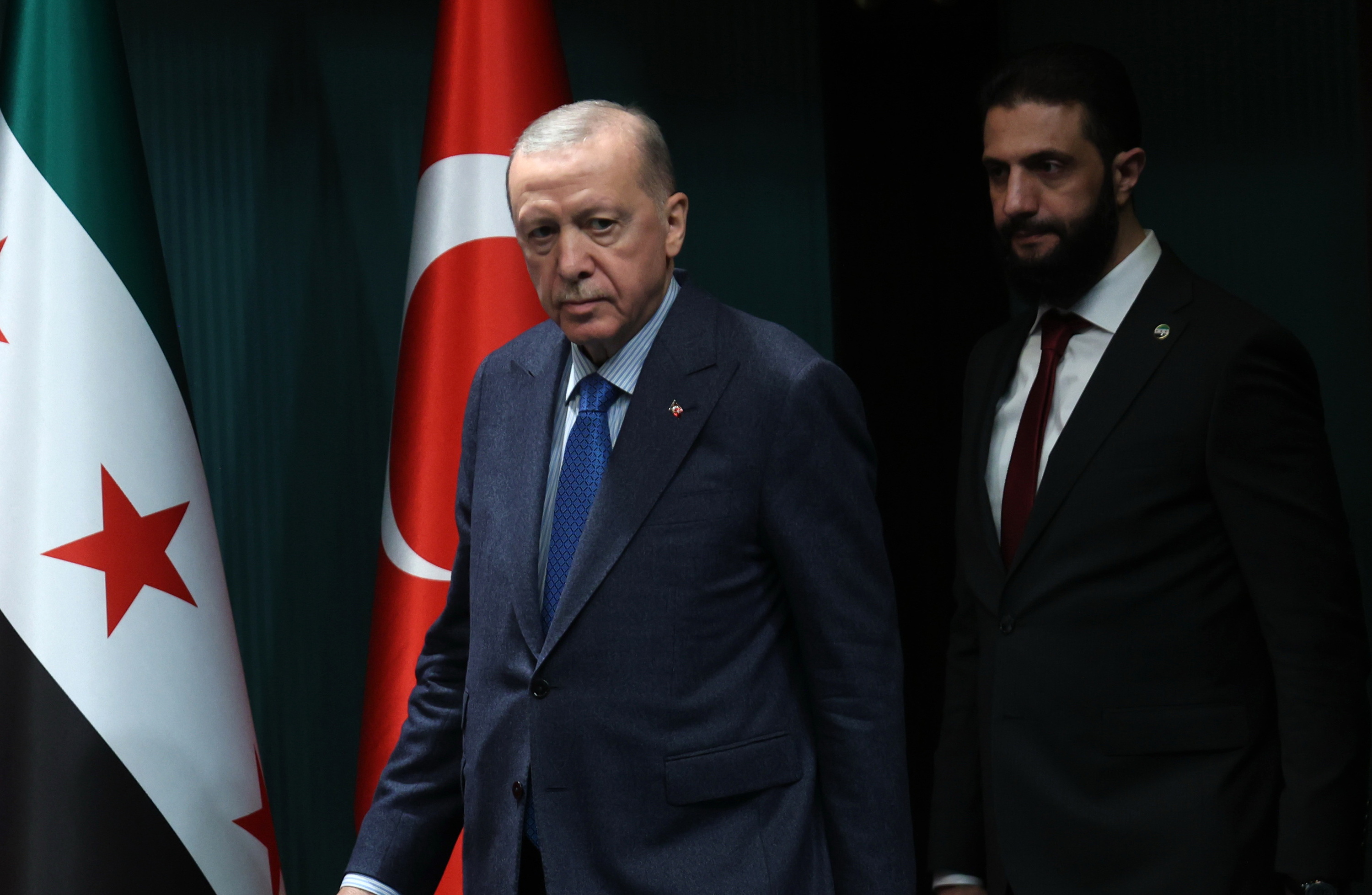 Turkiako presidente Recep Tayyip Erdogan, eta haren atzean Siriako behin-behineko lehen ministro Ahmed al-Xaraa, Ankaran, otsail hasieran. NECATI SAVAS / EFE