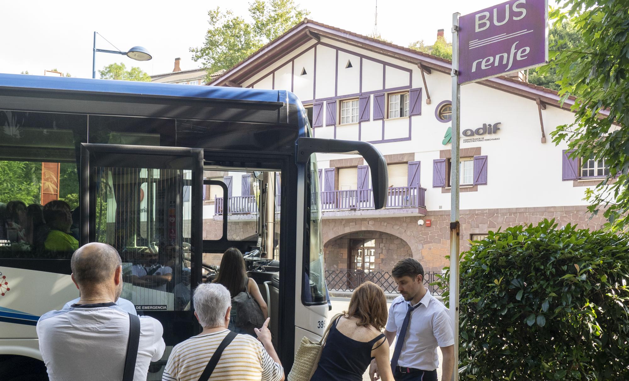 Zenbait bidaiari Renferen autobus zerbitzua erabiltzen, iazko udan. GORKA RUBIO / FOKU