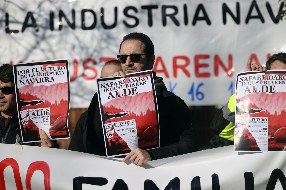 Nafarroako industriaren aldeko manifestazioaren deialdia, iragan astean egin zen, Ezkirozko BSHren fabrika aurrean. JESUS DIGES / EFE