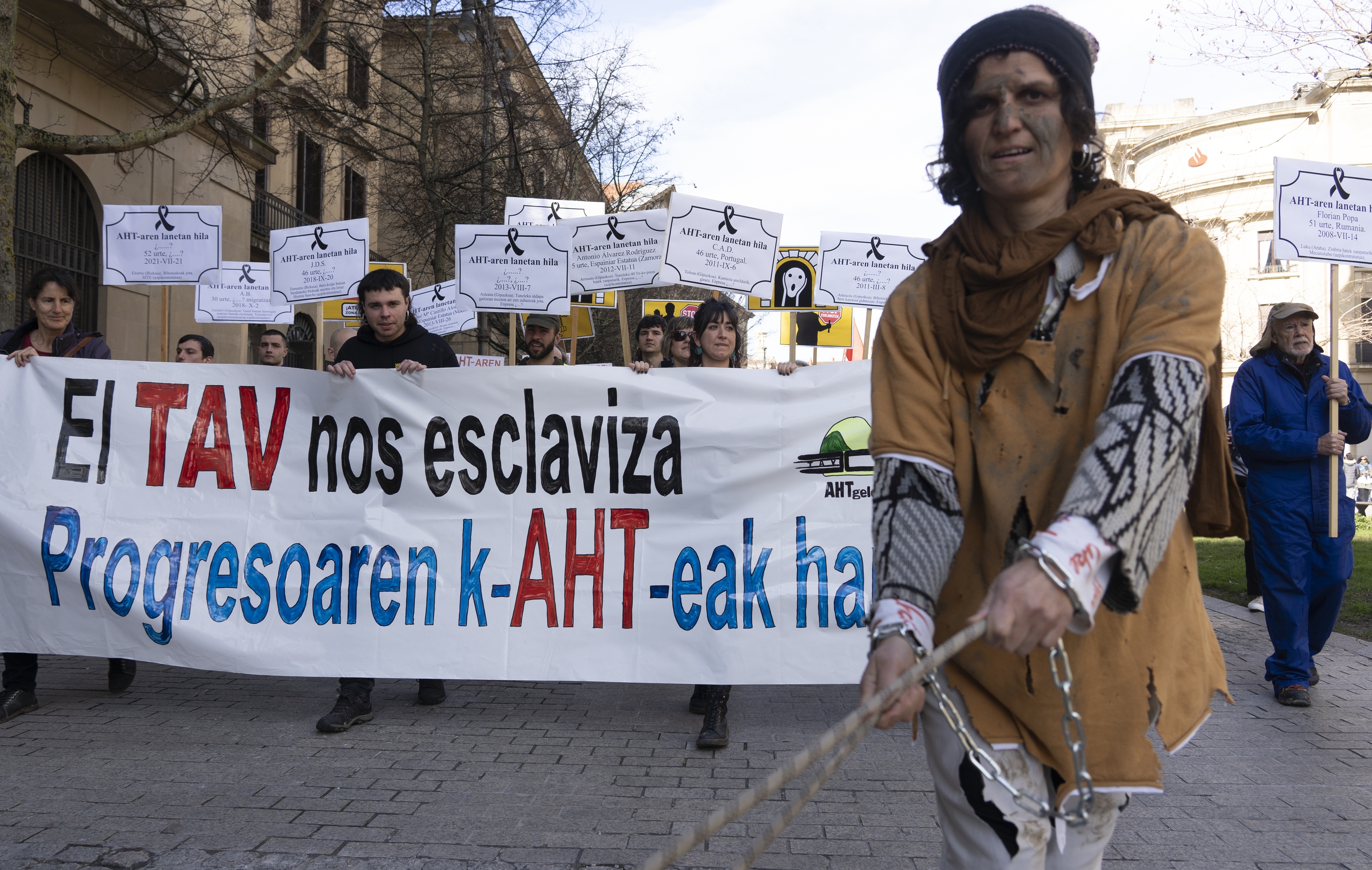 AHTaren lanetako langileen egoera salatu dute gaur, Iruñeko manifestazioan. JAGOBA MANTEROLA / FOKU