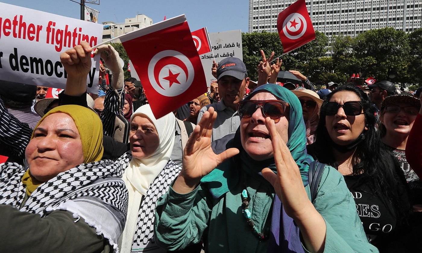 Kais Saied Tunisiako presidentearen kontrako manifestazio bat, Tunisen, iragan maiatzean. MOHAMED MESSARA / EFE.