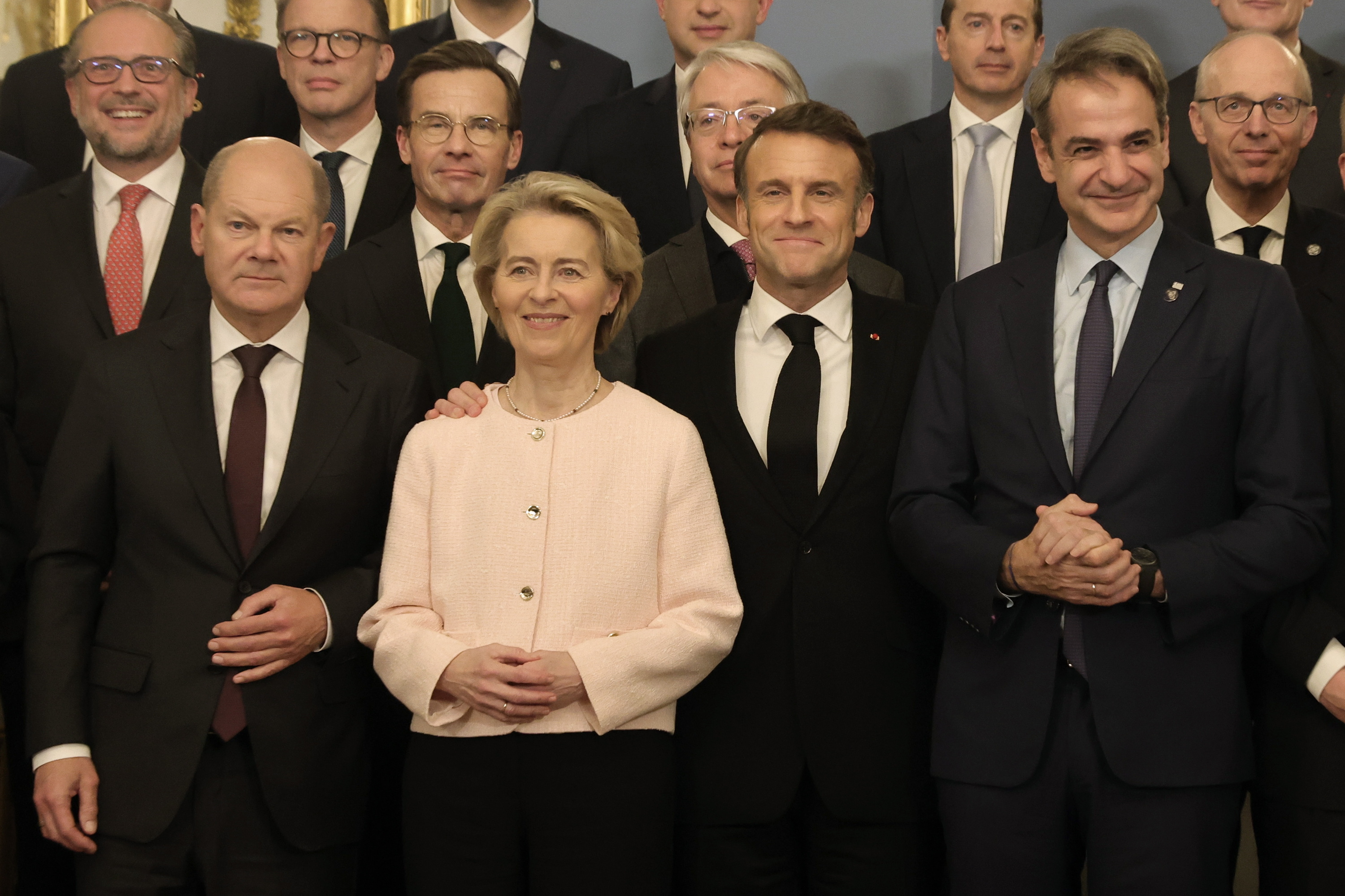 Von der Leyen erdian, ezkerrean Scholz eta eskuinean Macron dituela, iragan astelehenean Parisen. TERESA SUAREZ / EFE