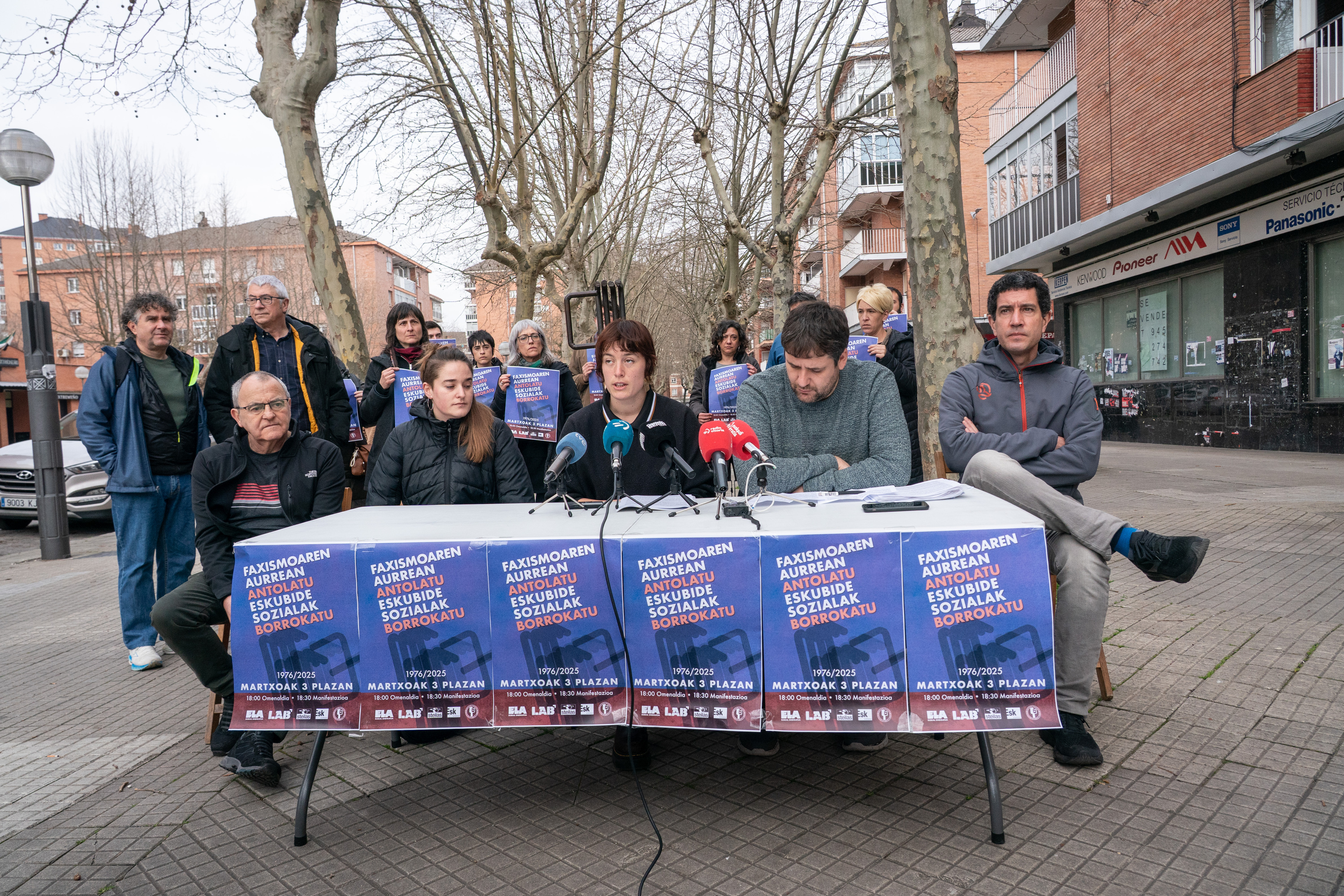 Martxoaren 3ko manifestazioa deitzeko agerraldia, gaur, Gasteizen. ENDIKA PORTILLO / FOKU