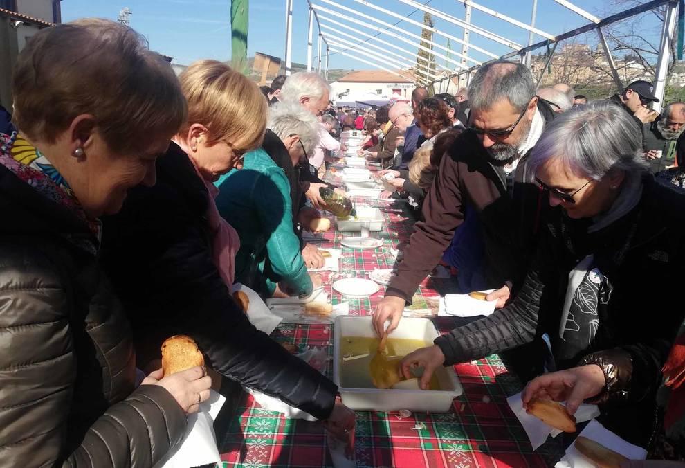 Herritarrak, Arroitzen, iazko Ogi Txigortuaren Eguna ospatzen. Eskualdeko lehen olioa dastatzeko besta da. ARROIZKO UDALA