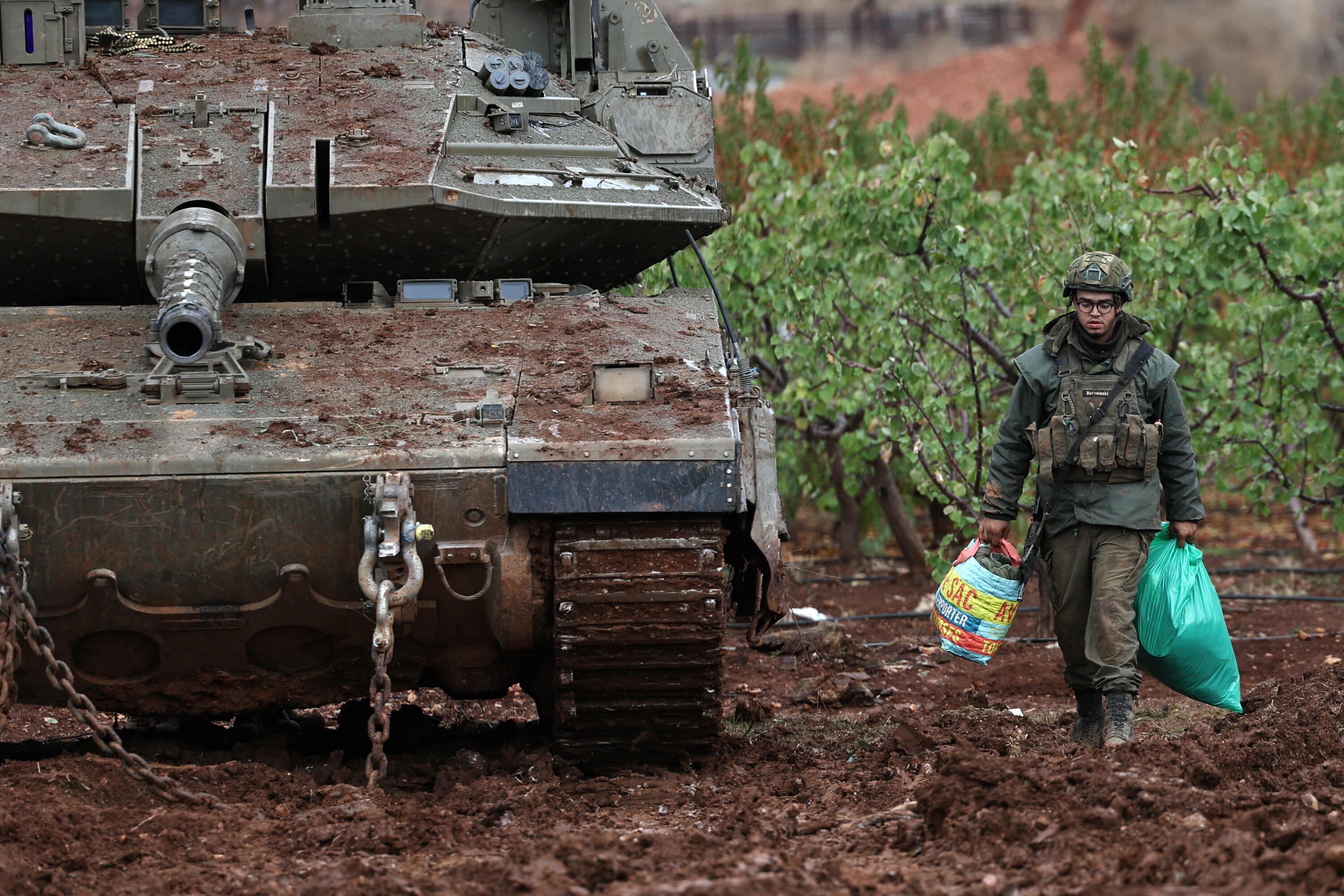 Israelgo armadako soldadu bat Libanon, iazko azaroaren 27an, menia sinatu osteko egunean. ATEF SAFADI / EFE