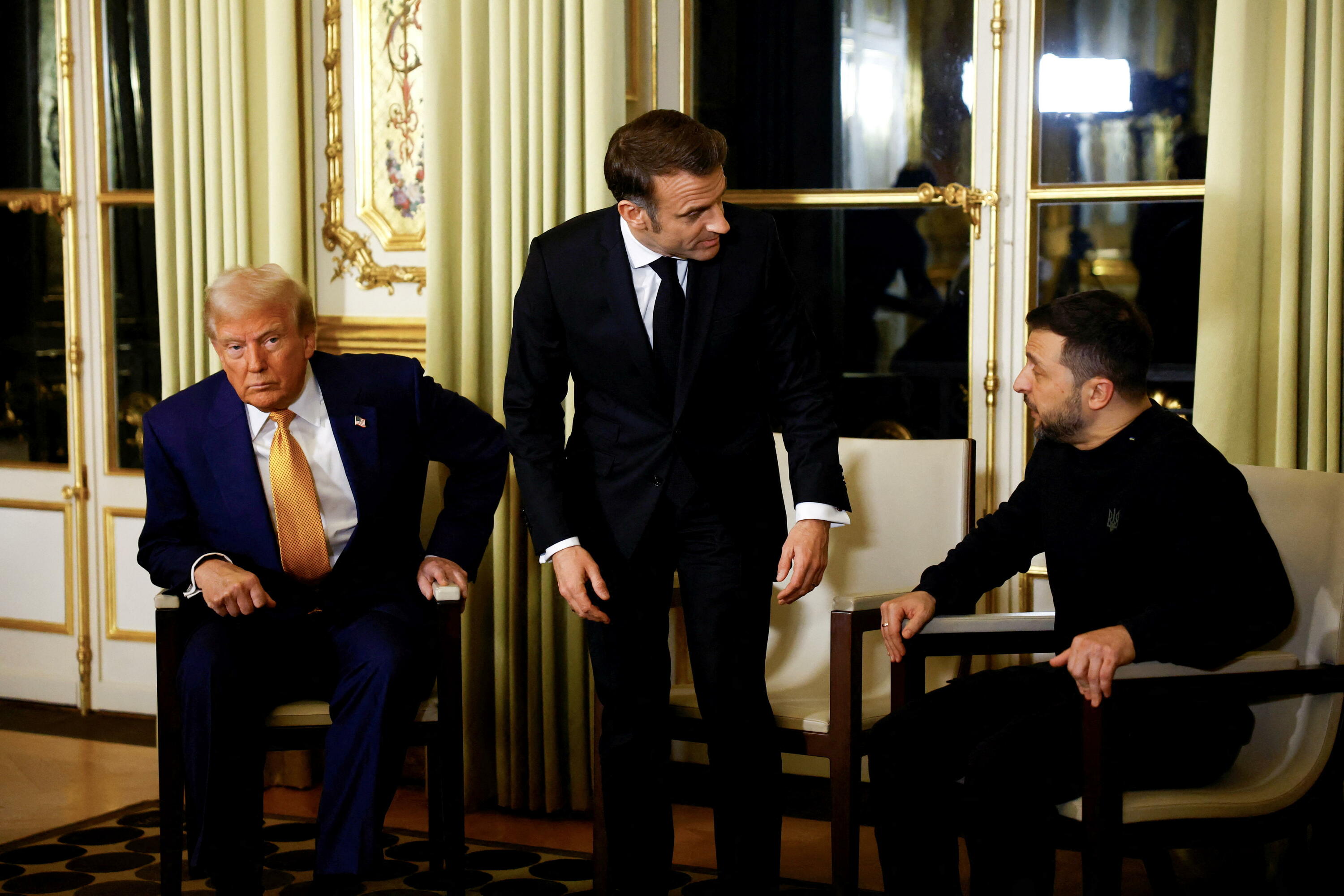 Trump, Macron eta Zelenski iazko abenduan, Parisen. Frantziako presidenteak Ukrainari buruzko bilkura bat deitu du gaurko. SARAH MEYSSONNIER / EFE