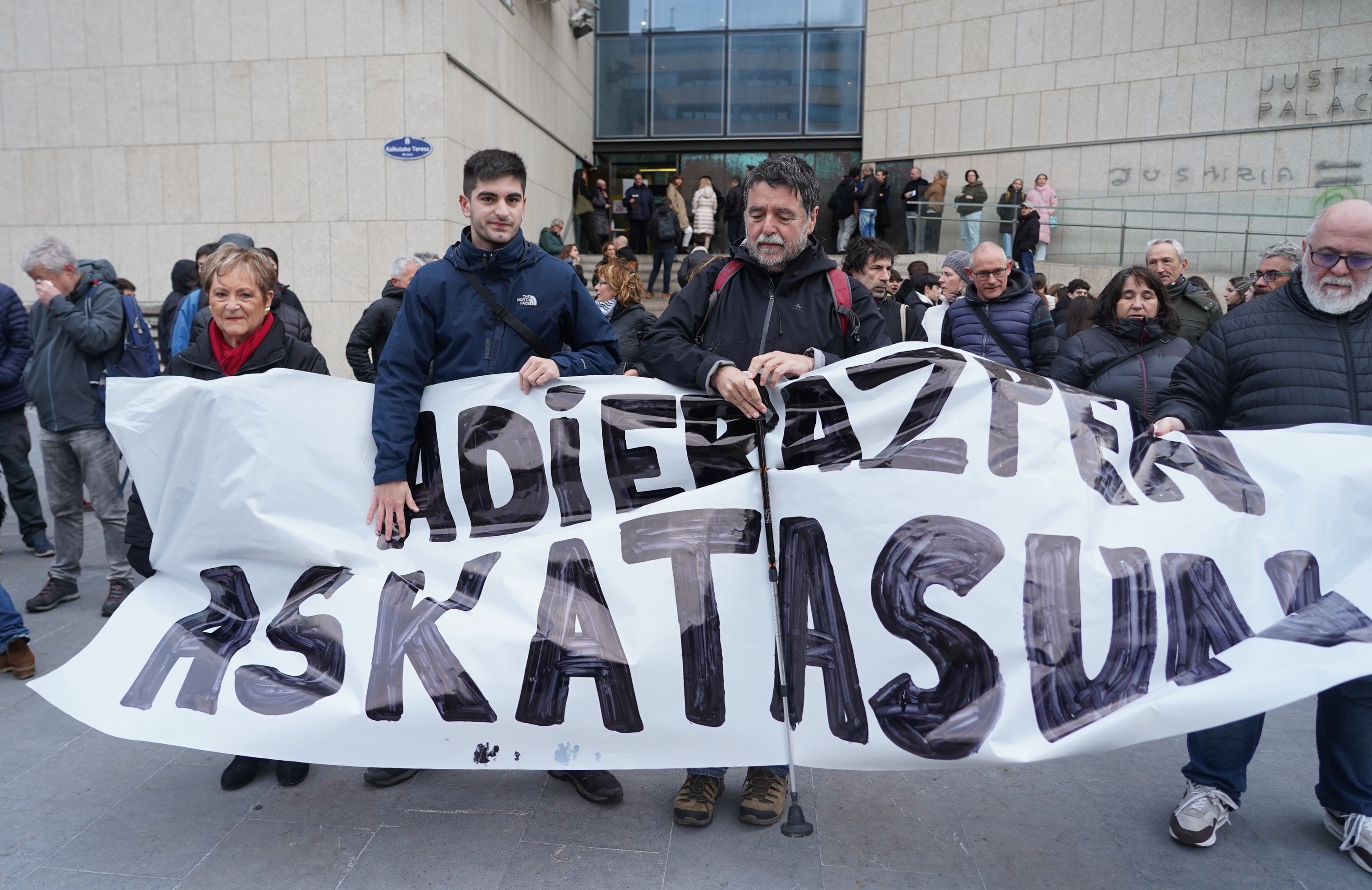 Joseba eta Eñaut Alvarez, epaitu aurretik, Donostiako Auzitegiaren aurrean egin zuten elkarretaratzean. JON URBE / FOKU