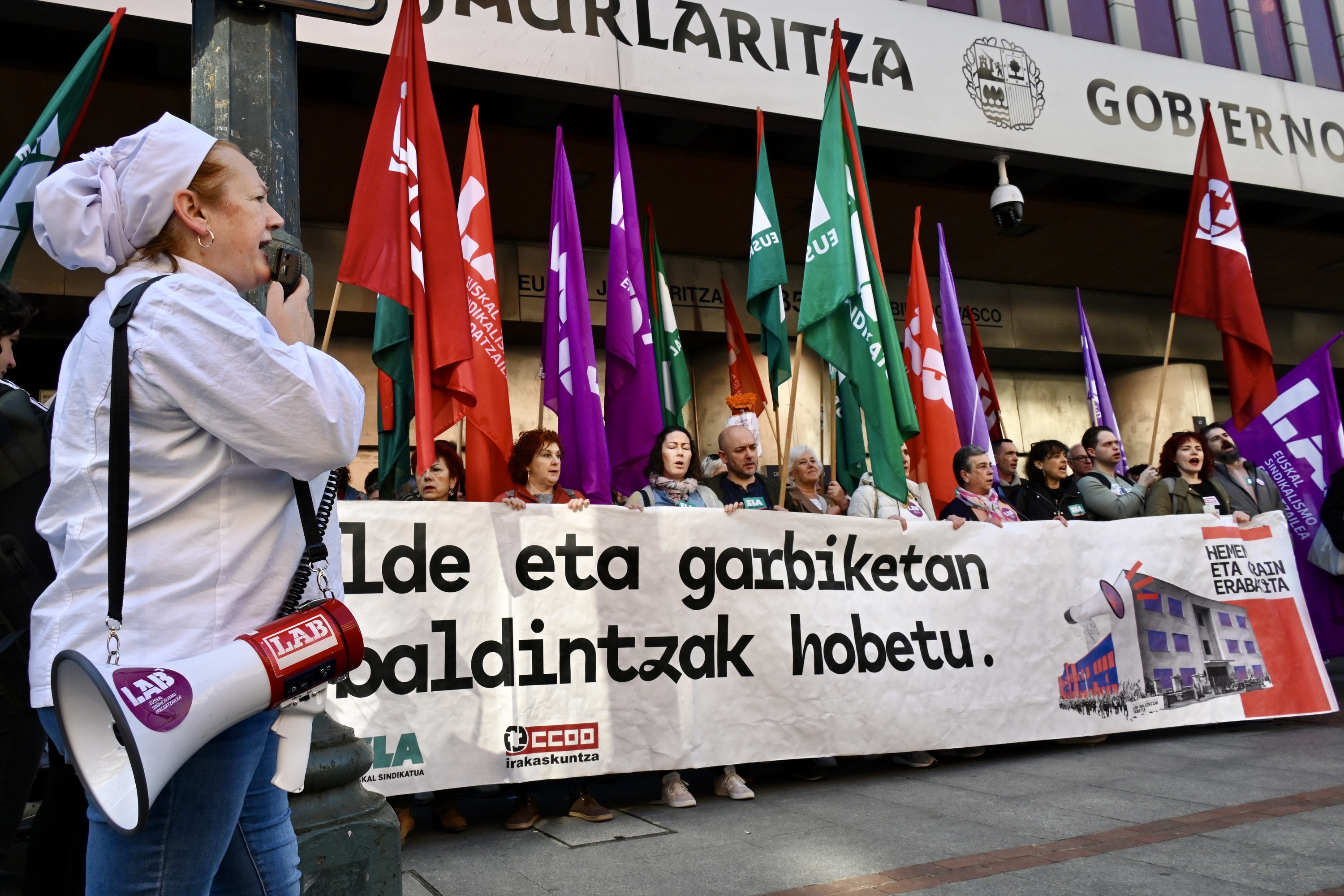 Sukaldeetako eta garbiketako langileen protesta, gaur. MIKEL MARTINEZ DE TRESPUENTES / FOKU