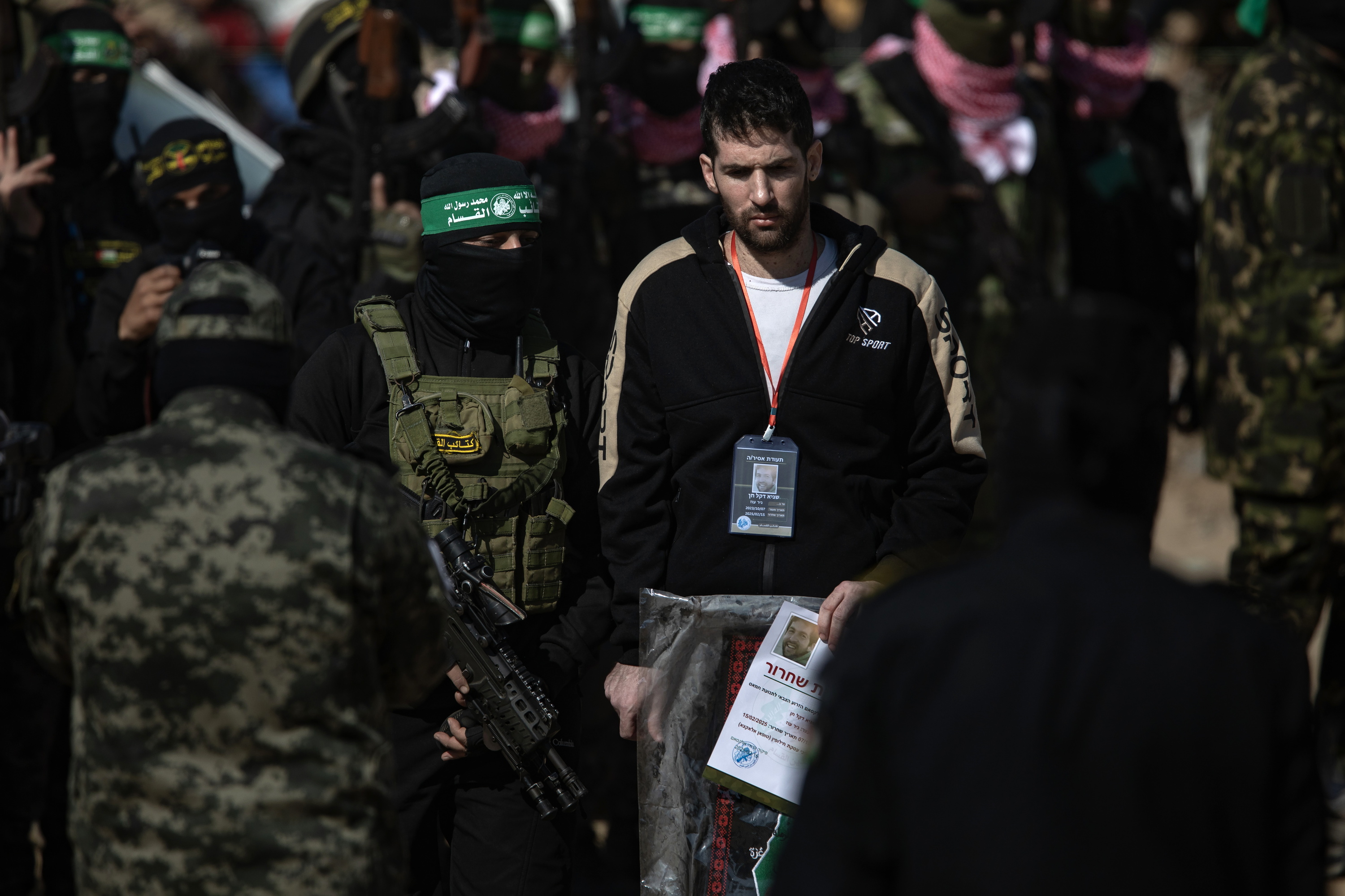 Gatibu bat, Hamaseko milizianoek askatu ondoren, Gazan, larunbatean. HAITHAM IMAD / EFE