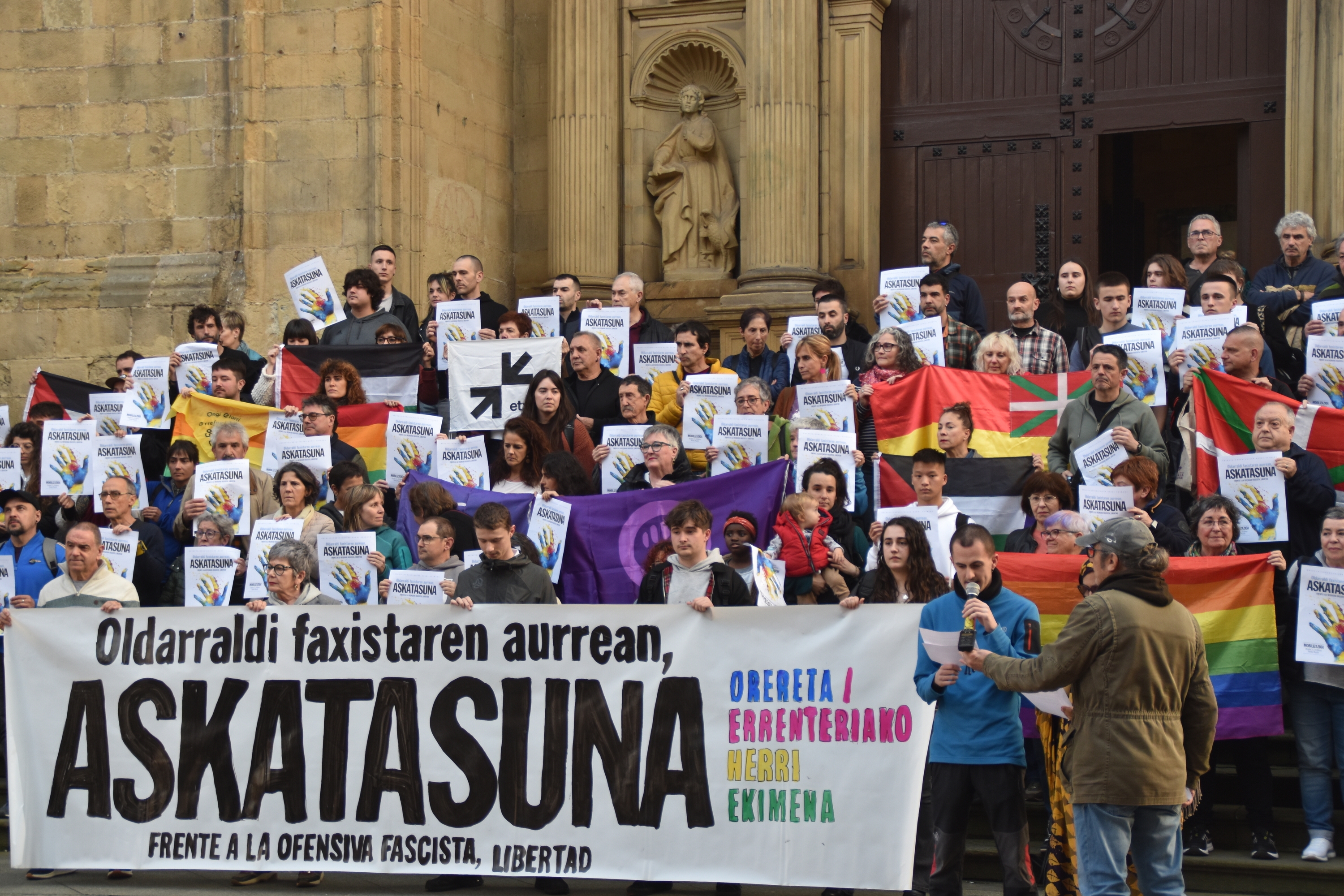 Ostiralean, faxismoaren aurkako manifestazioa antolatu duten taldeen agerraldia, gaur. OARSOALDEKO HITZA