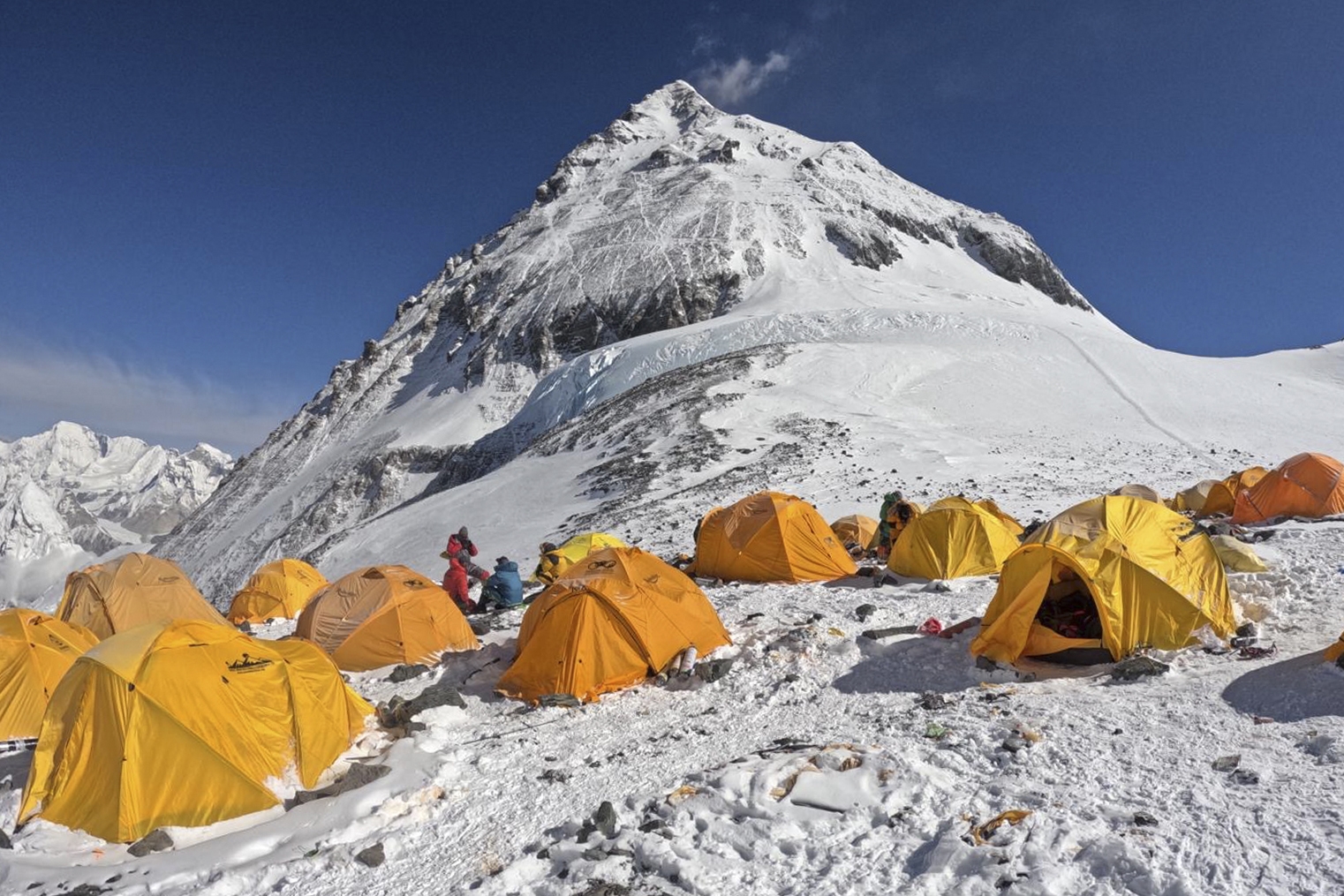 Everest mendia, kanpamentu nagusitik ikusita. DORA RAUDALES / EFE