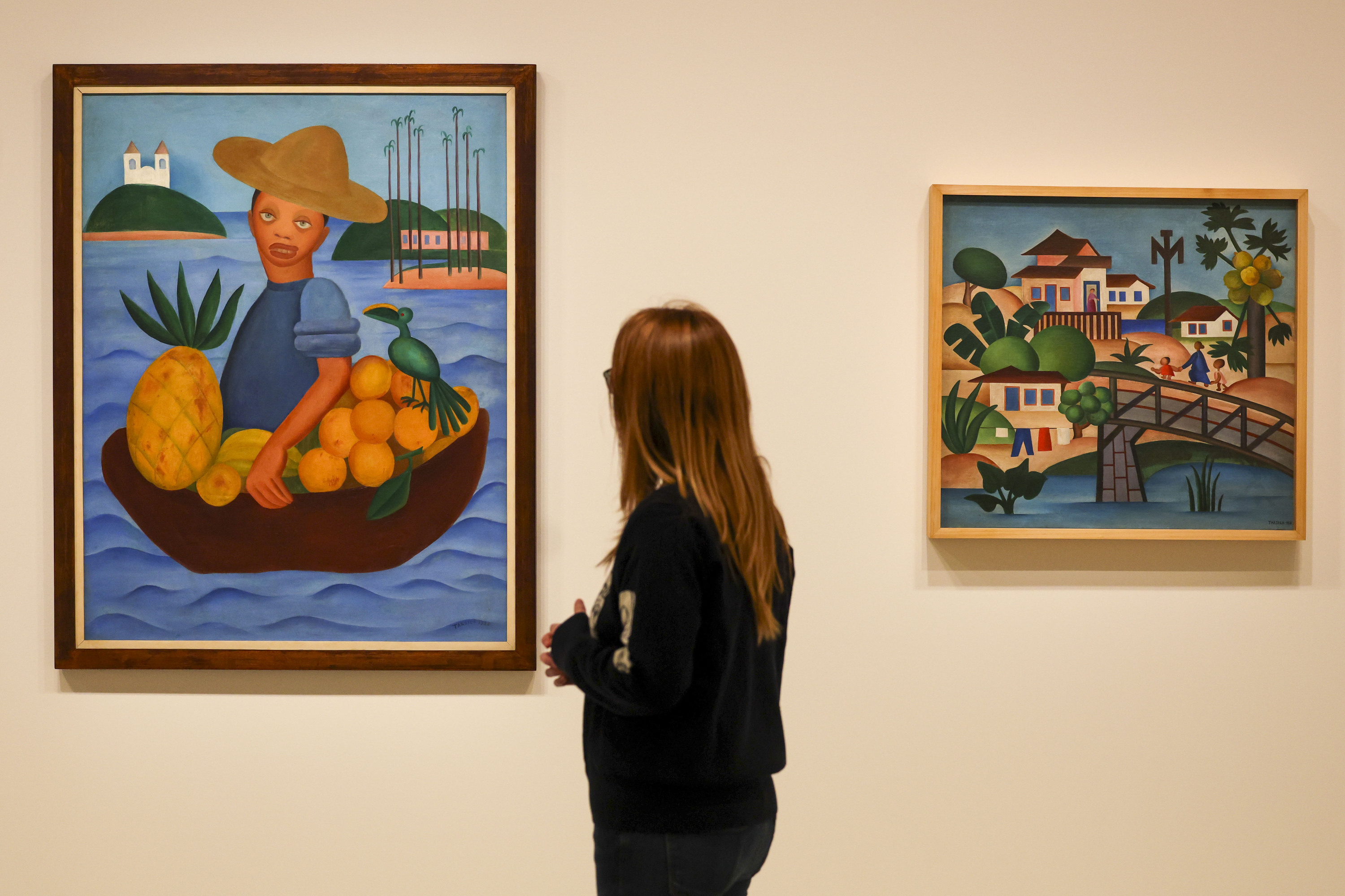 Emakume bat, Bilboko Guggenheim museoak Tarsila do Amaral artistari eskainitako erakusketako obren artean. LUIS TEJIDO / EFE