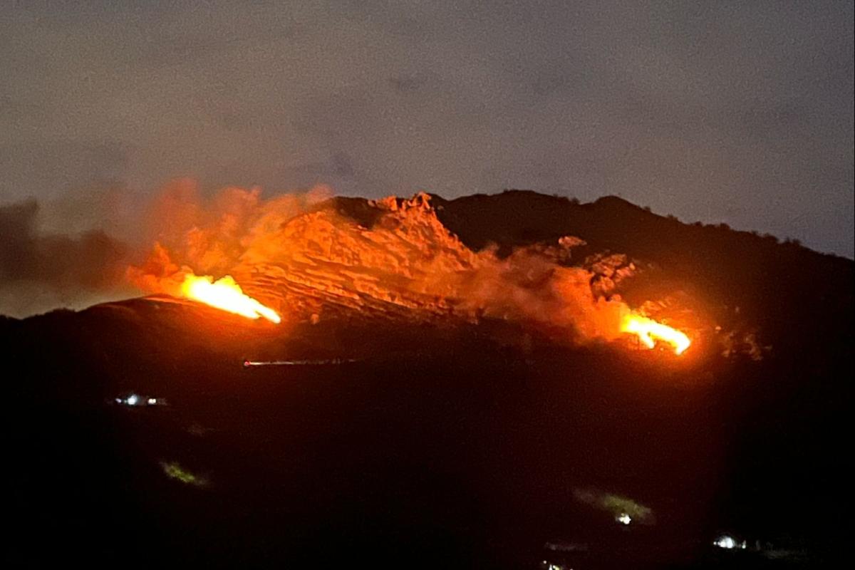 Sua piztu da Hernio mendian, arratsaldean. BERRIA