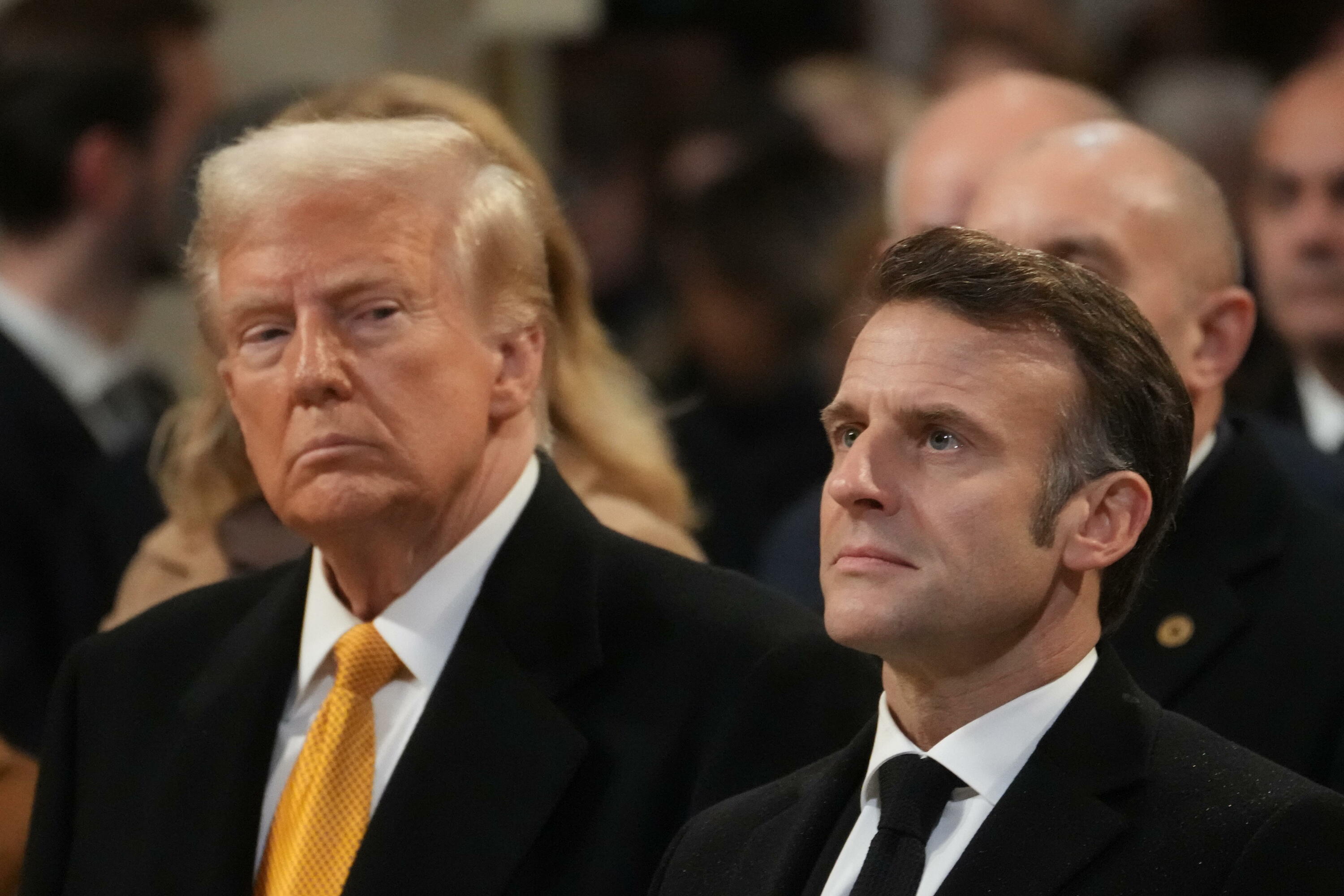 Trump eta Macron Parisen, joan den abenduan. THIBAULT CAMUS / EFE