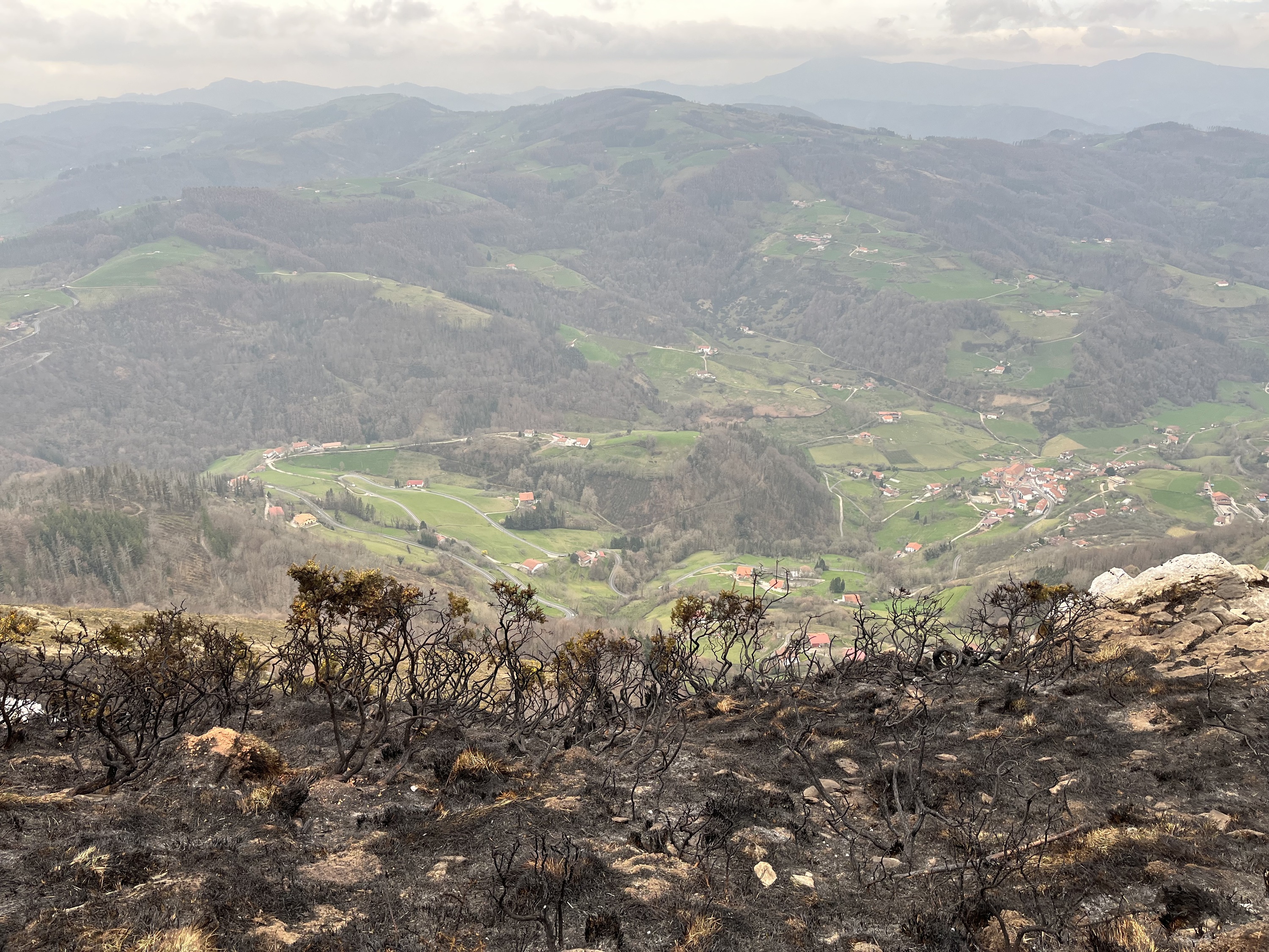 Hernioko malda erreta, eta behean, Errezil. BERRIA