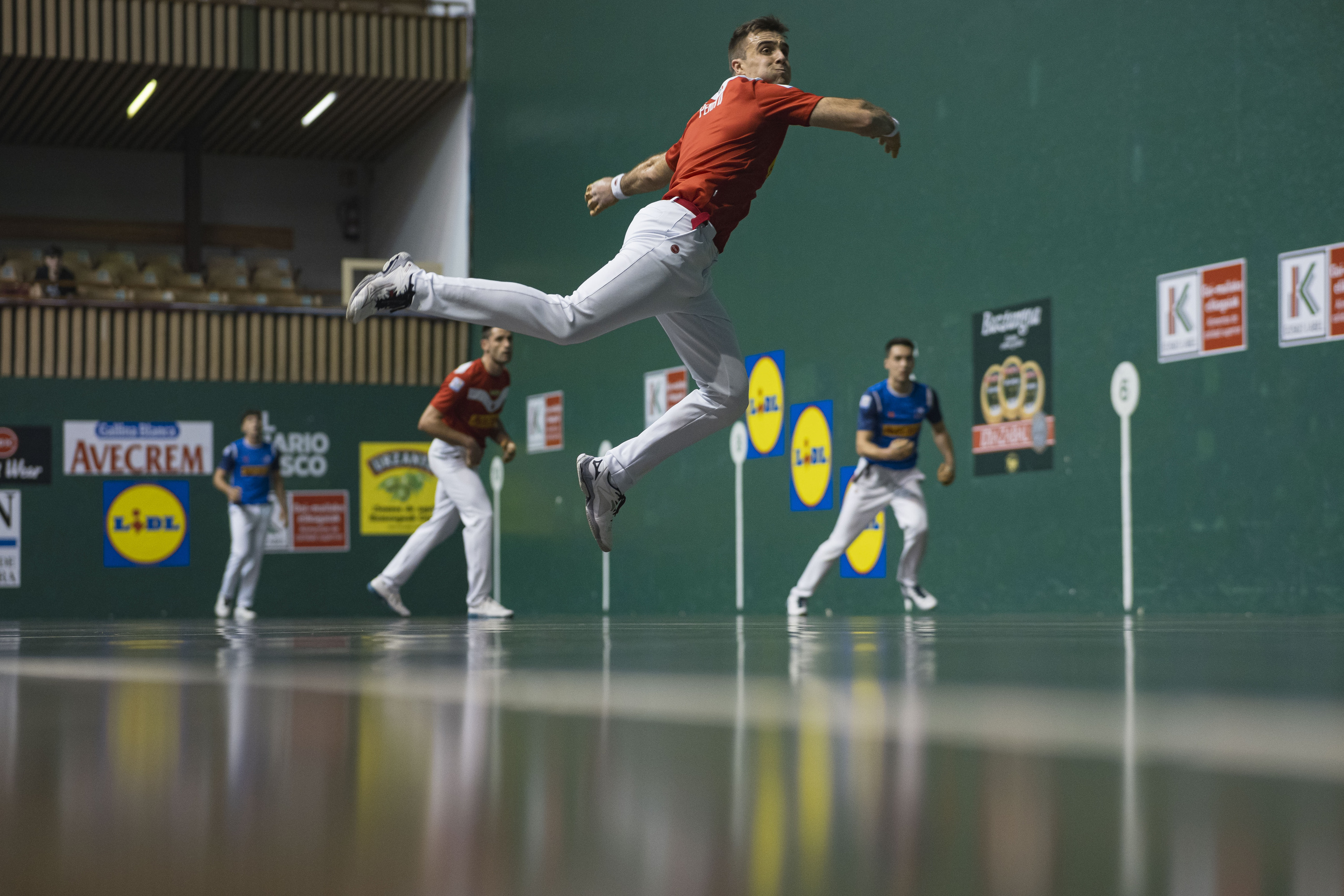 Jon Ander Peña pilota jotzen, Eibarko Astelenan. ARITZ LOIOLA / FOKU