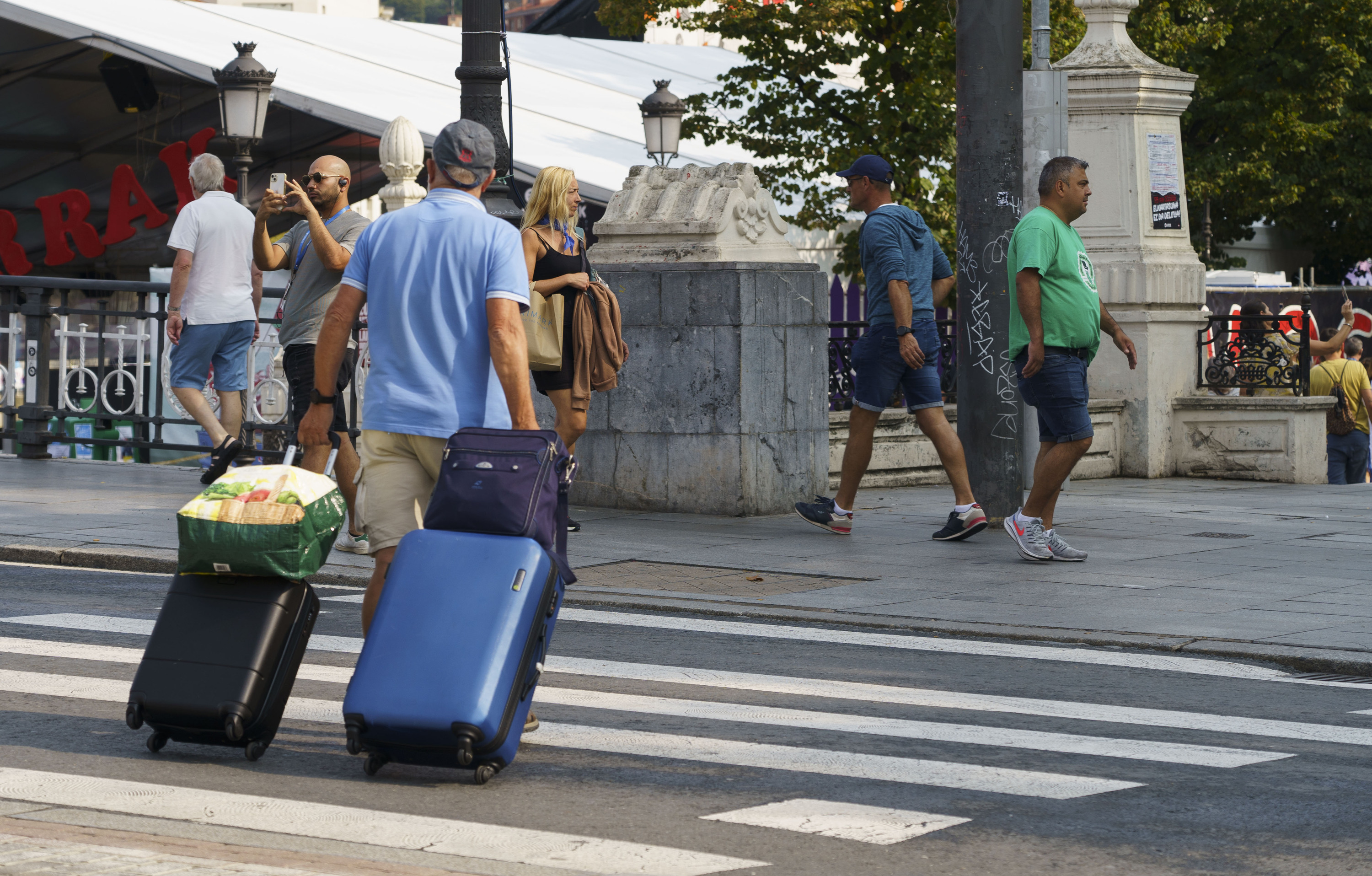 Turista bat Bilboko Areatzan, abuztuaren 18an. JON URBE / FOKU