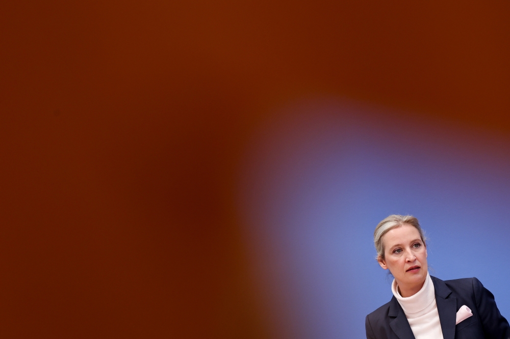 AfD alderdi ultraeskuindarra bigarren indarra izango da Alemanian, baina Merzek uko egin dio harekin gobernatzeari. Irudian, Alice Weidel, gaur. FILIP SINGER / EFE