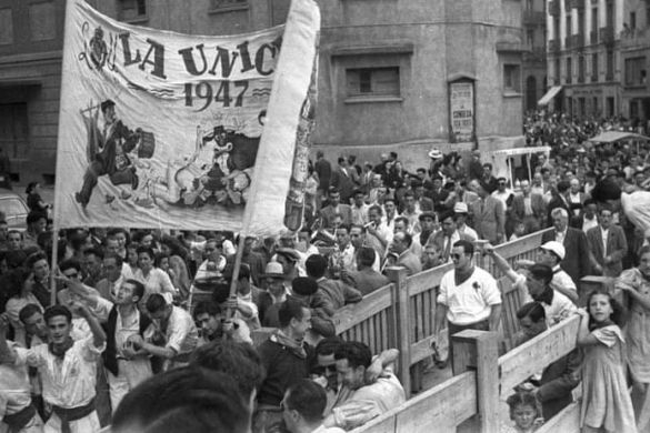 Iruñeko La Unica peñako kideak, hiriburuko karriketan, 1947ko sanferminetan. LA UNICA