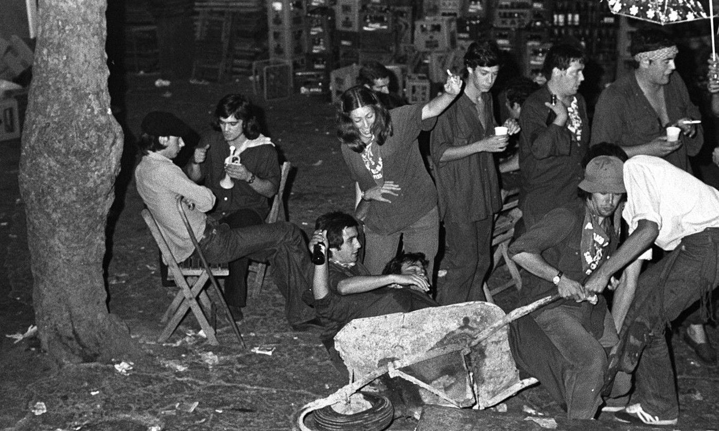 Algortako Antzarrak kuadrilla, Jai Batzordearen tabernako botilak lekualdatu bitartean, jolasten, 1975. urtean. ANTZARRAK.