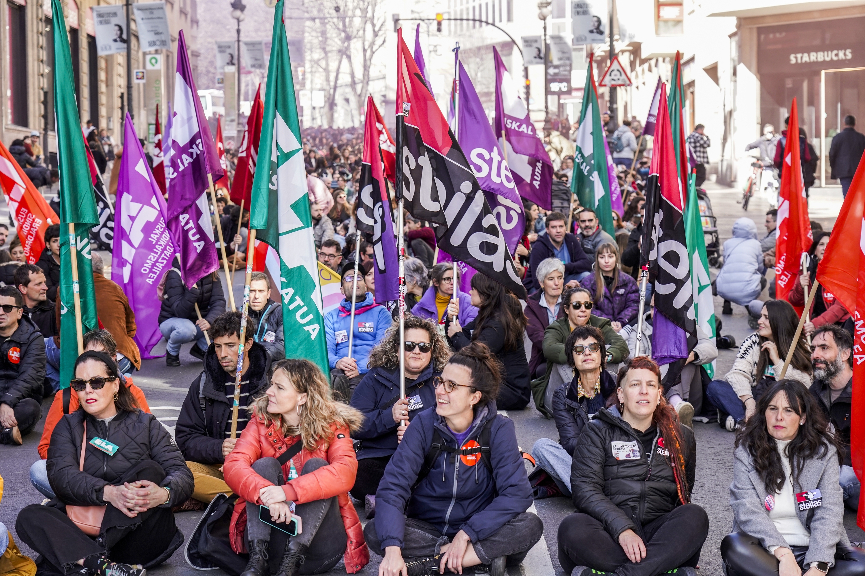 Irakasleen grebaren harira antolatutako manifestazioa, gaur, Bilbon. MARISOL RAMIREZ / FOKU