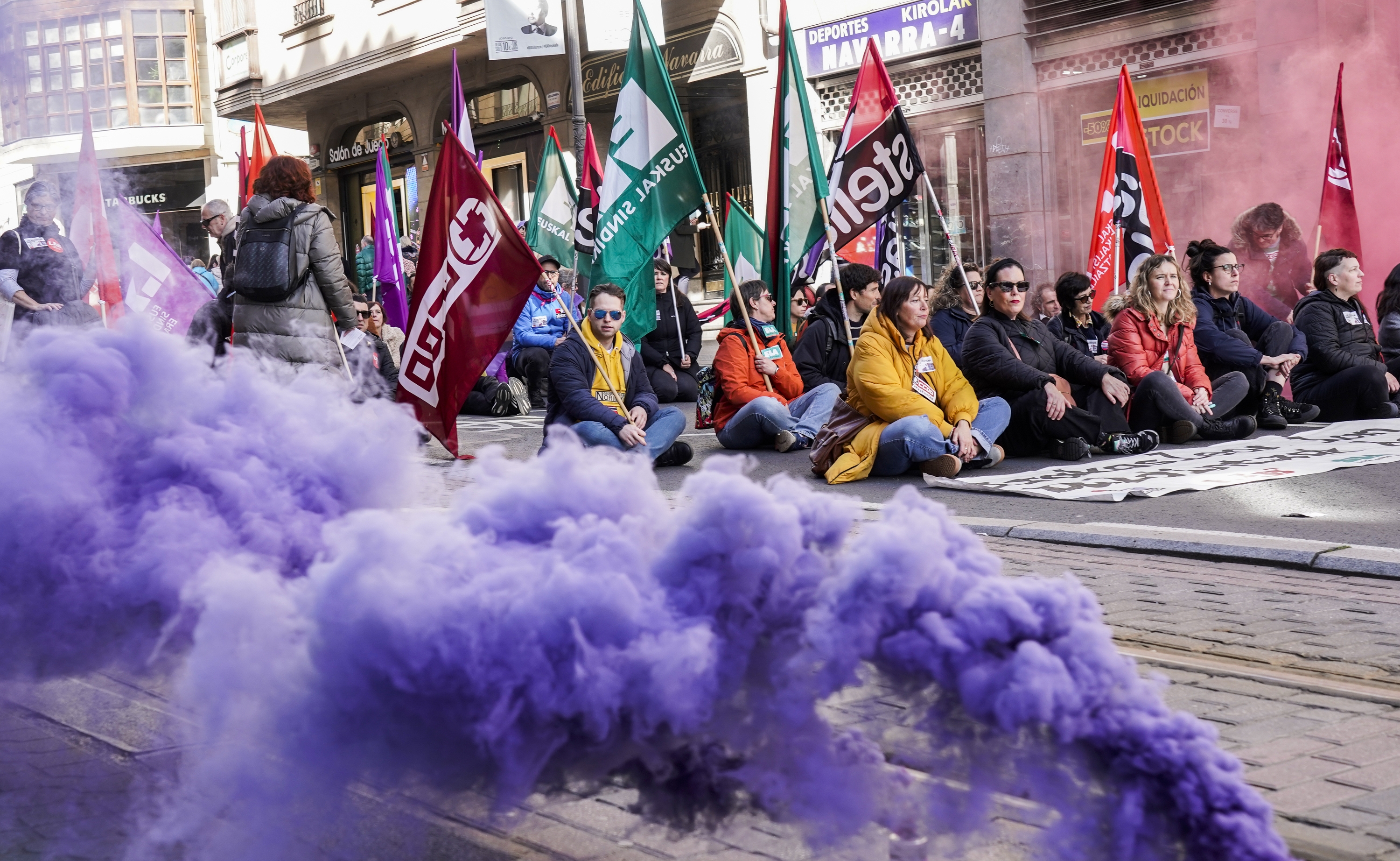 Irakasleen grebako protesta, atzo. MARISOL RAMIREZ / FOKU