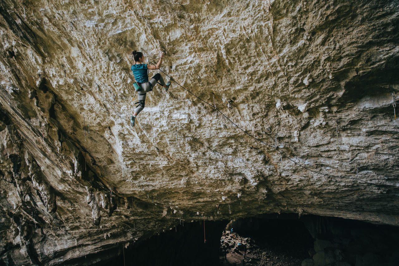 Ainhize Belar, Baltzolako 'Iñi Ameriketan' bidean (9a+). Harkaitzean eta rokodromoan eskalatzen du Belarrek, baina arrokaren aldeko apustua egin du azkenaldian. HYPERAITZ