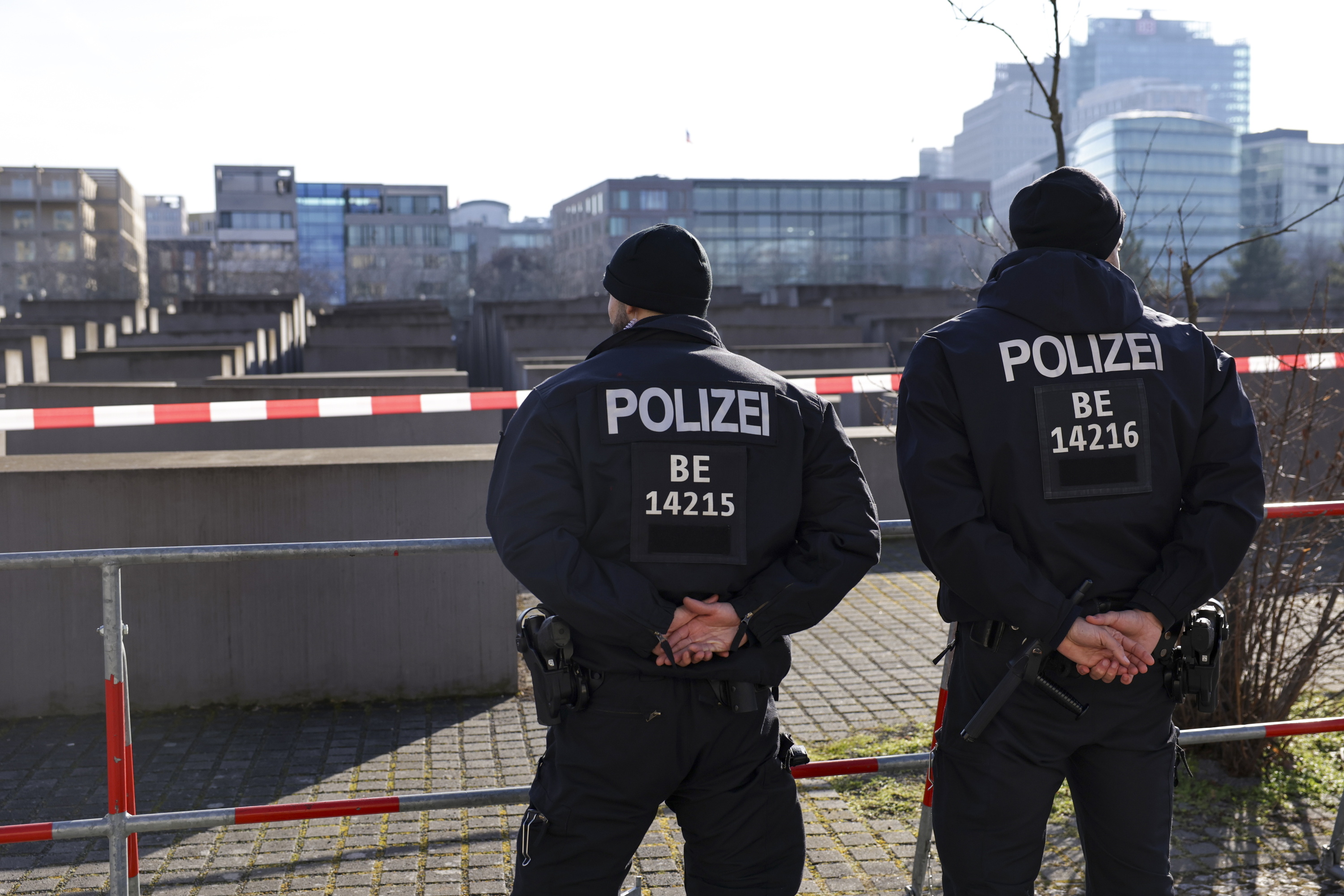 Alemaniako Polizia, joan den larunbatean Berlingo Holokaustoaren Memorialaren aurrean. CHRISTOPHER NEUNDORF / EFE