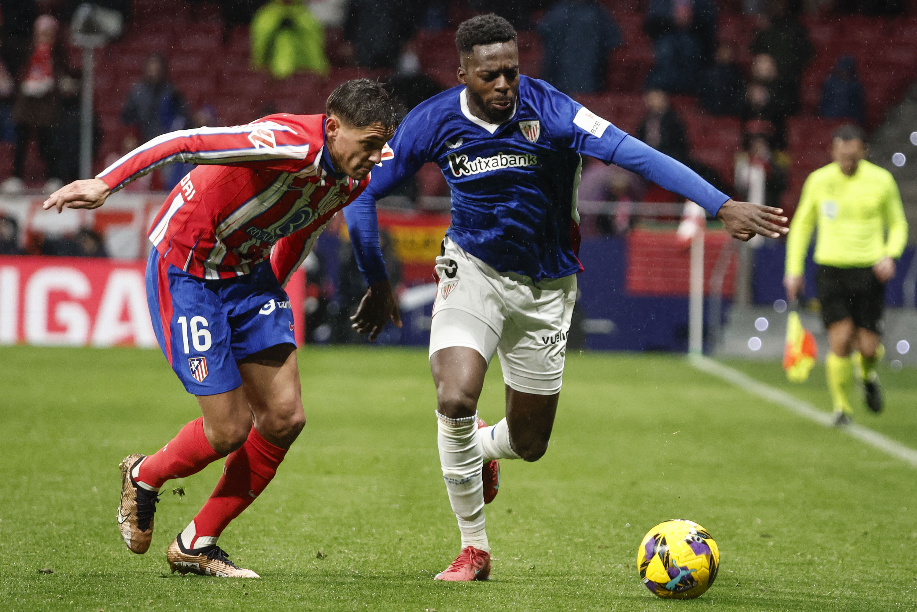 Iñaki Williams, baloi bat lortzeko borrokan. SERGIO PEREZ / EFE