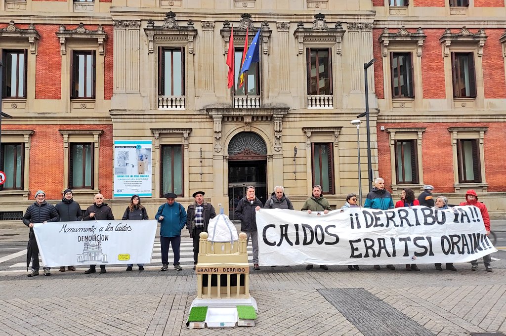 Gaur egindako elkarretaratzea, Nafarroako Parlamentuaren aurrean. ELA