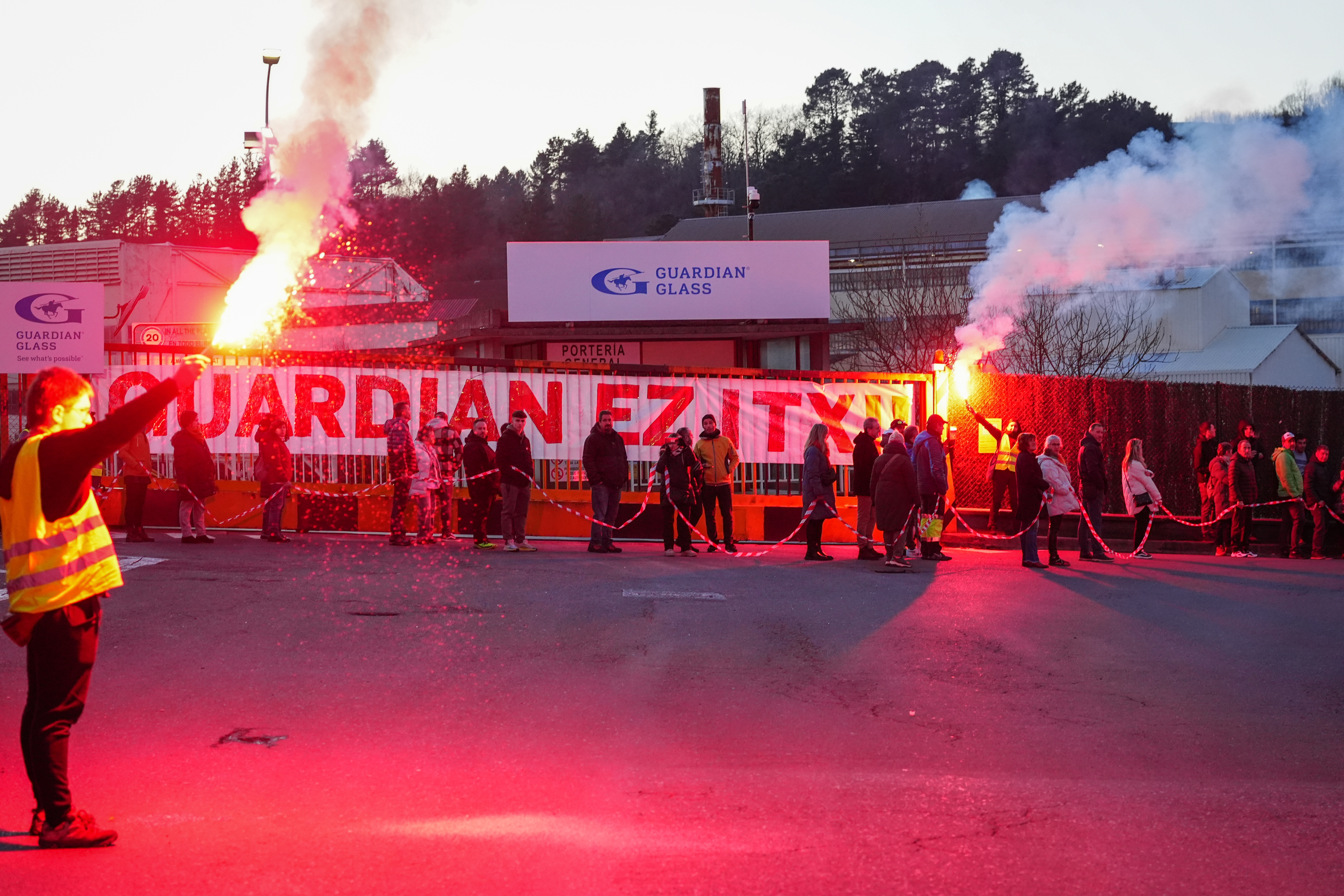 Guardian ixtearen aurkako elkarretaratzea, Laudioko plantaren atearen aurrean. ENDIKA PORTILLO / FOKU