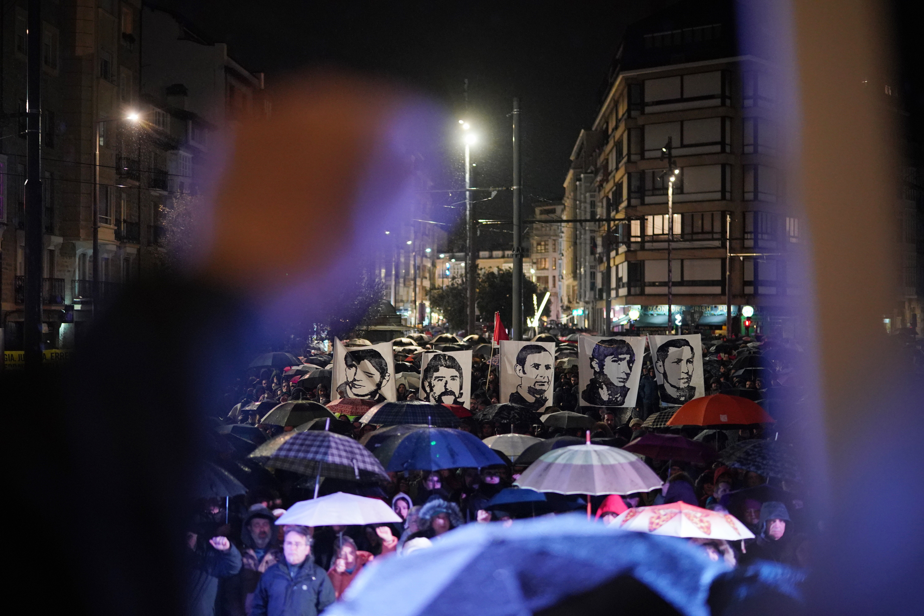 Martxoak 3 elkarteak eta ELA, LAB, ESK eta Steilas sindikatuek omenaldia egin diete hildako bost langileei, eta manifestazioa egin dute gero. ENDIKA PORTILLO / FOKU