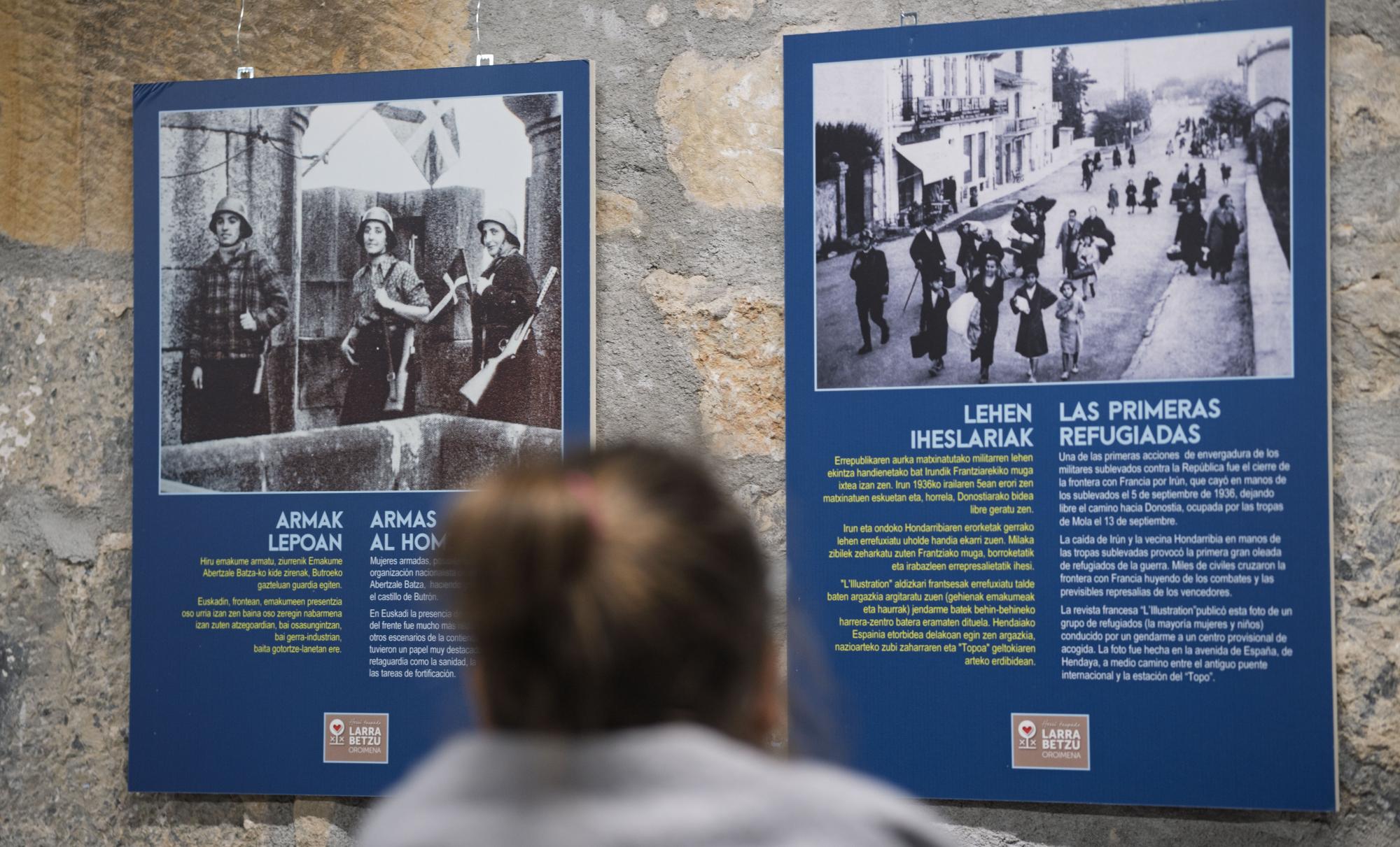 Bisitari bat 'Emakumeak 1931-1939' argazki erakusketan, Markina-Xemeingo karmeldarren aretoan, joan den ostiralean. ARITZ LOIOLA / FOKU