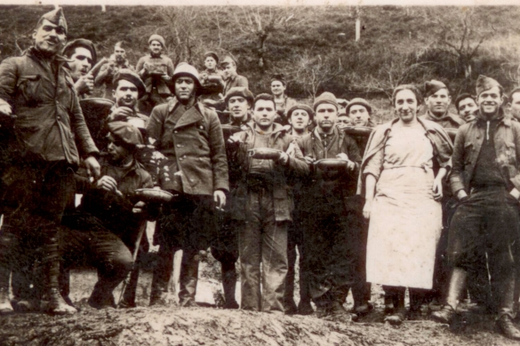 Italiako soldadu faxistak Etxebarriako Mandiola baserrian, 1937ko apirilean. ASENSIO MANDIOLA