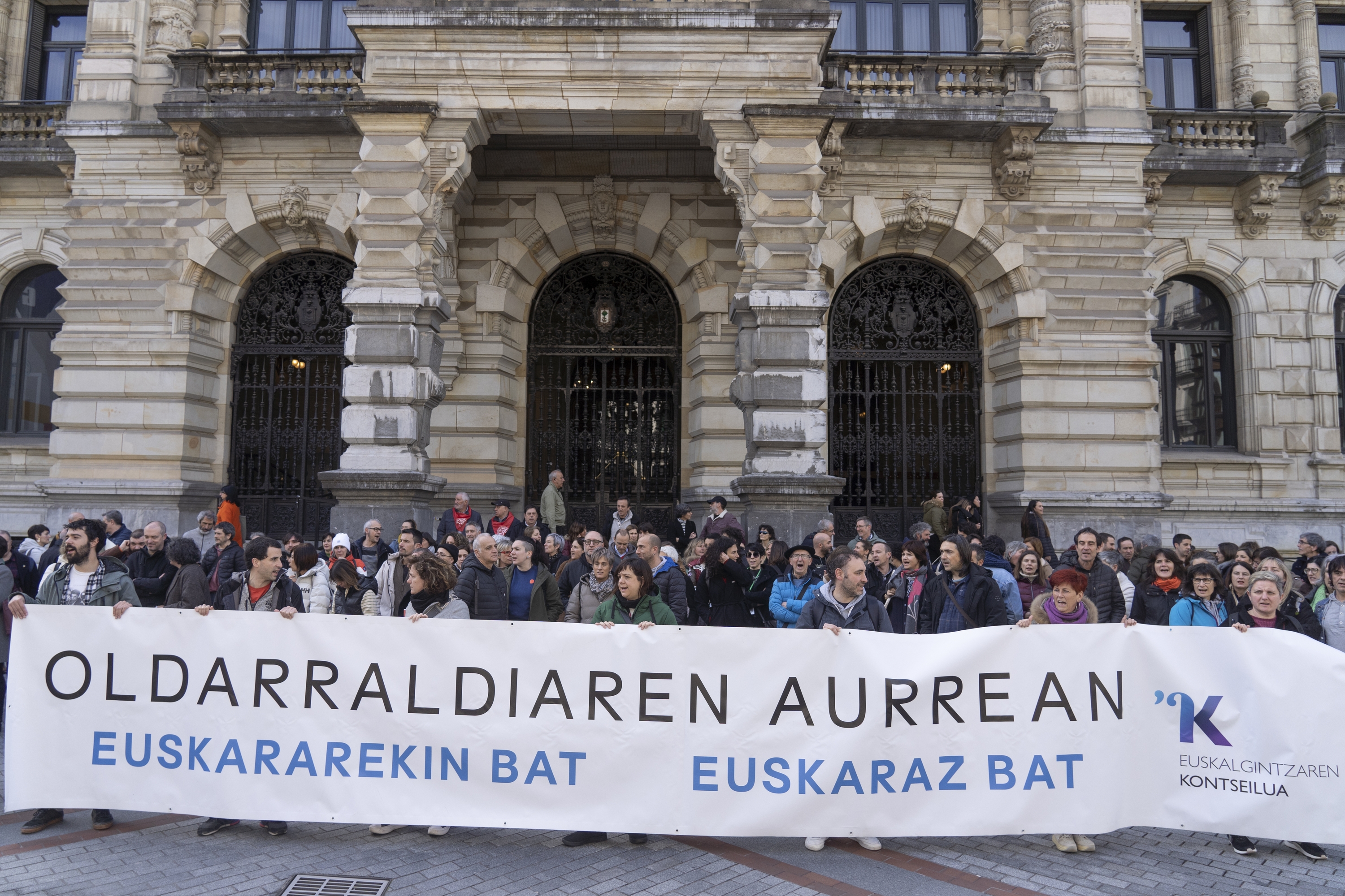 Euskararen aurkako oldarraldi judiziala salatzeko protesta bat, Bilbon, Bizkaiko Diputazioaren parean. MONIKA DEL VALLE / FOKU