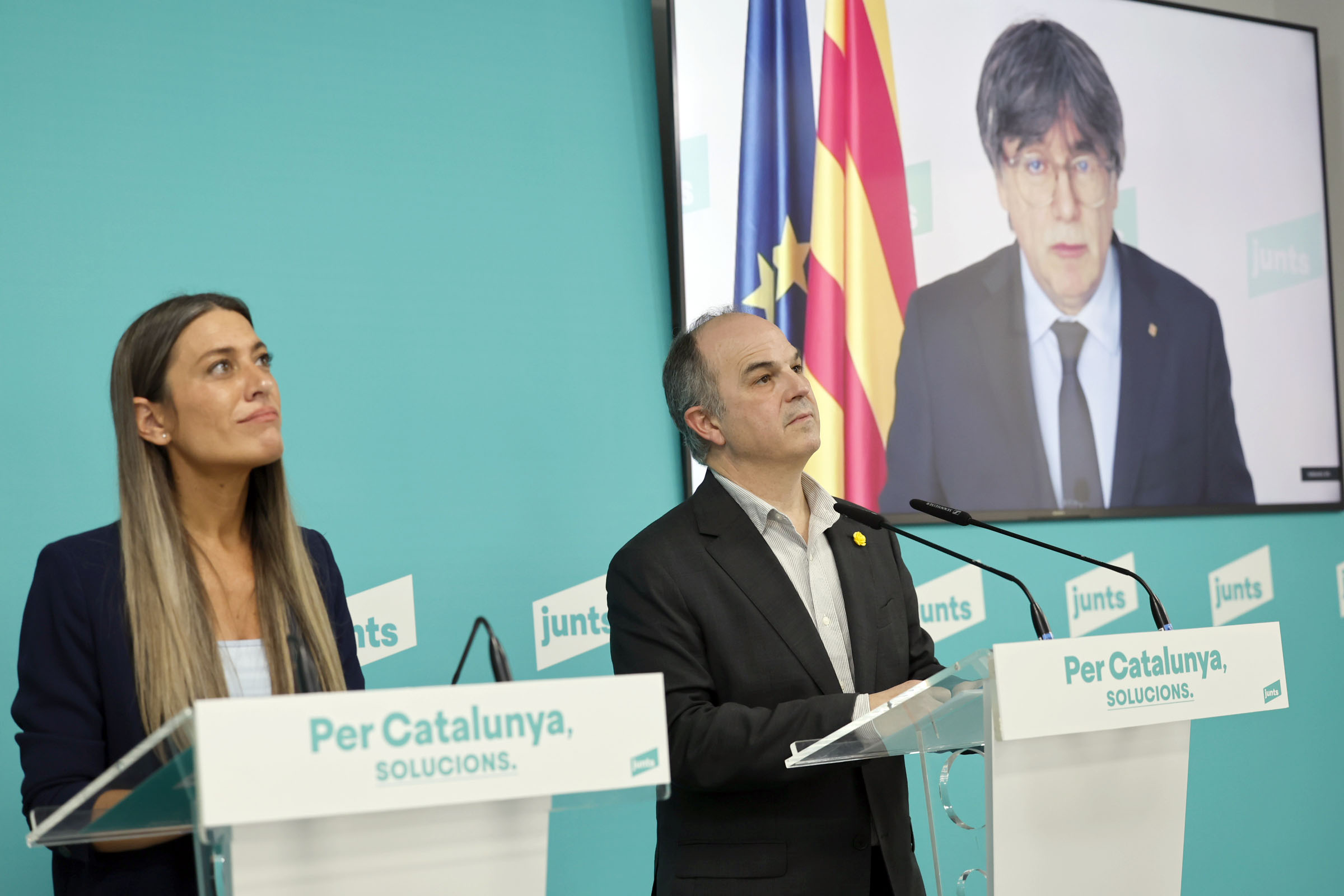 Miriam Nogueras, Jordi Turull eta Carles Puigdemont, PSOErekin sinatutako akordioaren aurkezpenean. TONI ALBIR / EFE