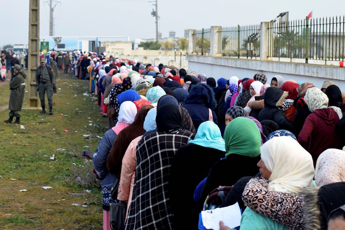 Marokoko ia 20.000 emakumek egin dute lan aurten marrubiak biltzen. MOHAMED SIALI, EFE