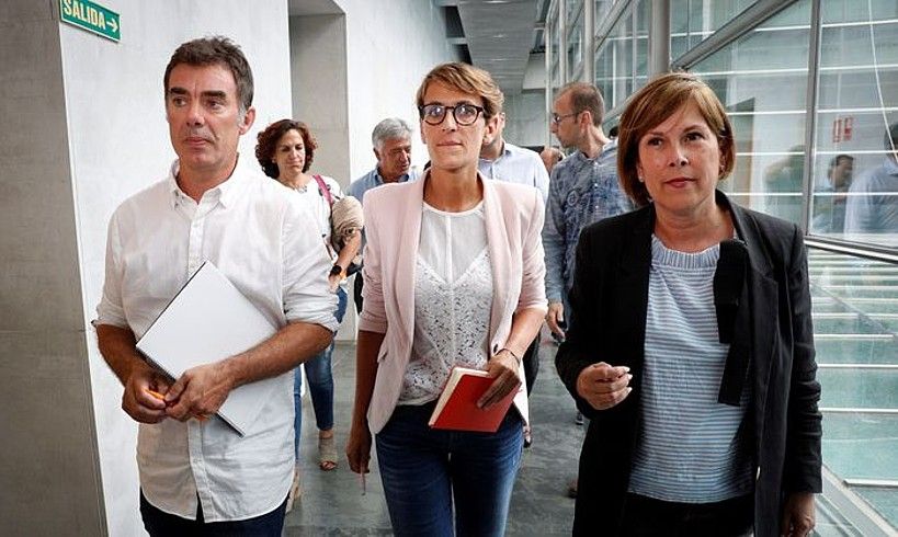 Eduardo Santos (Ahal Dugu), Maria Txibite (PSN) eta Uxue Barkos (Geroa Bai), ostiralean, Iruñean, Nafarroako Parlamentuan, gobernu akordioa lortu ondoren. VILLAR LOPEZ / EFE