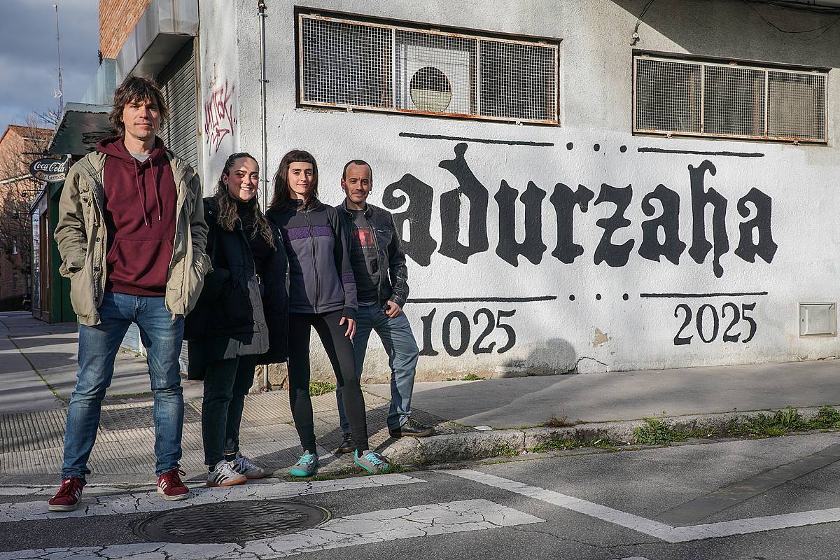 Juantxo Sanchez, Kiowa Gonzalez, Goizane Pinedo eta Aitor Aedo, Adurtza auzoaren milurtea ospatzeko egindako muralaren aurrean. ENDIKA PORTILLO / FOKU