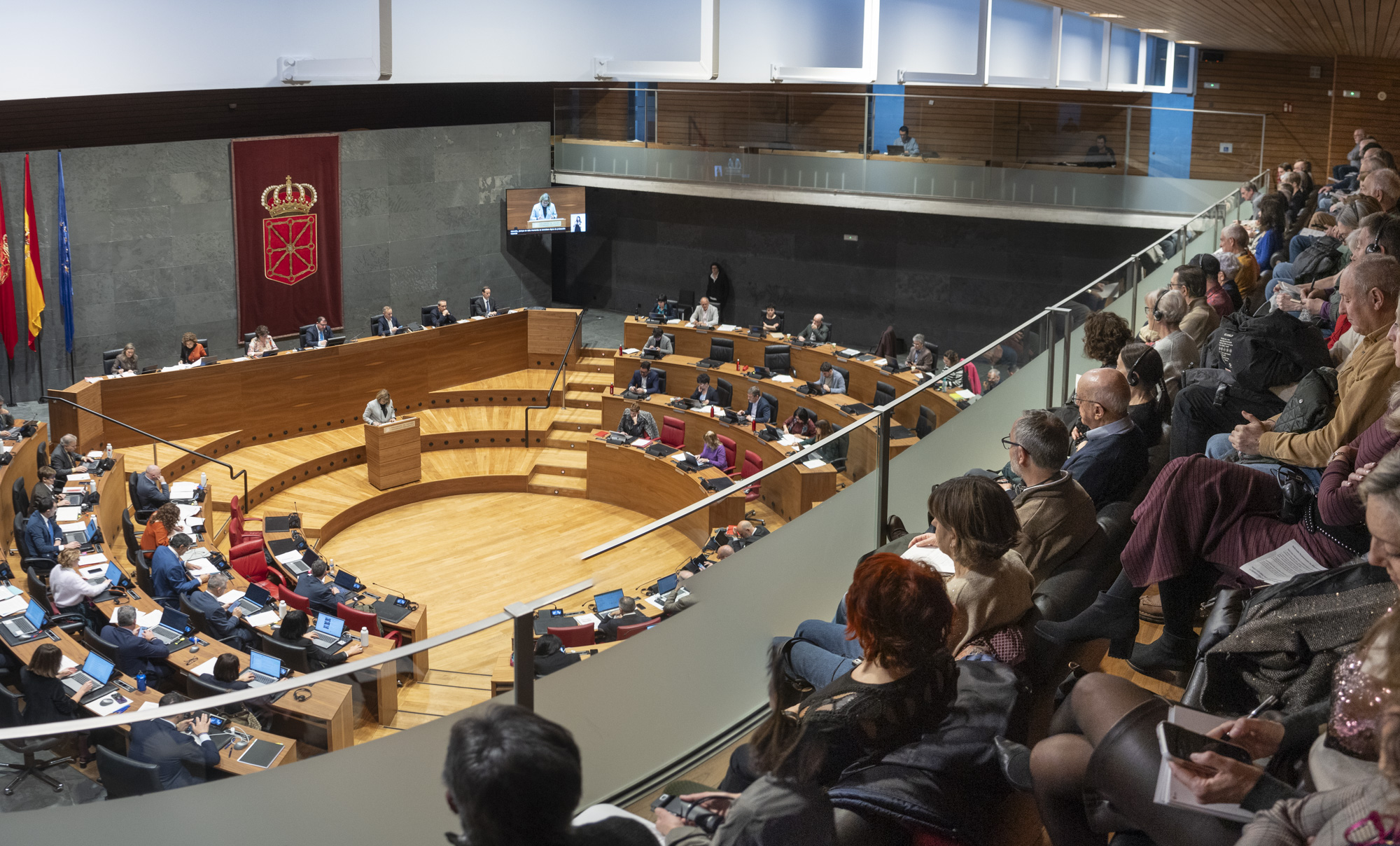 Nafarroako Parlamentua eta goian gonbidatuen harmailak. Bi elkarte memorialistako ordezkariak izan dira, baita NUPeko Esperientzia Gelako ikasleak ere. 