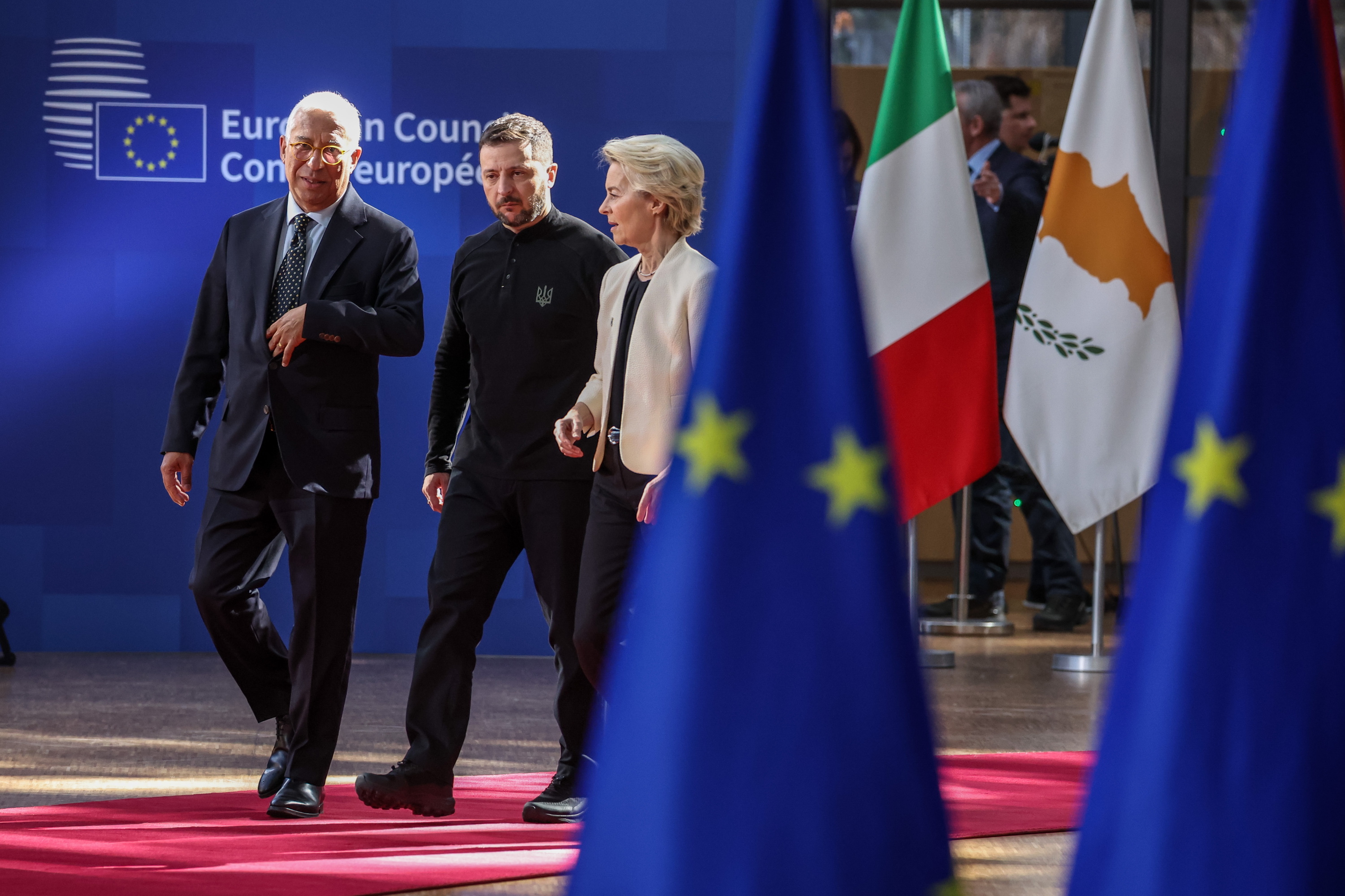 Antonio Costa, Volodimir Zelenski eta Ursula von der Leyen, gaur, Bruselan. CHRISTOPHE PETIT TESSON / EFE