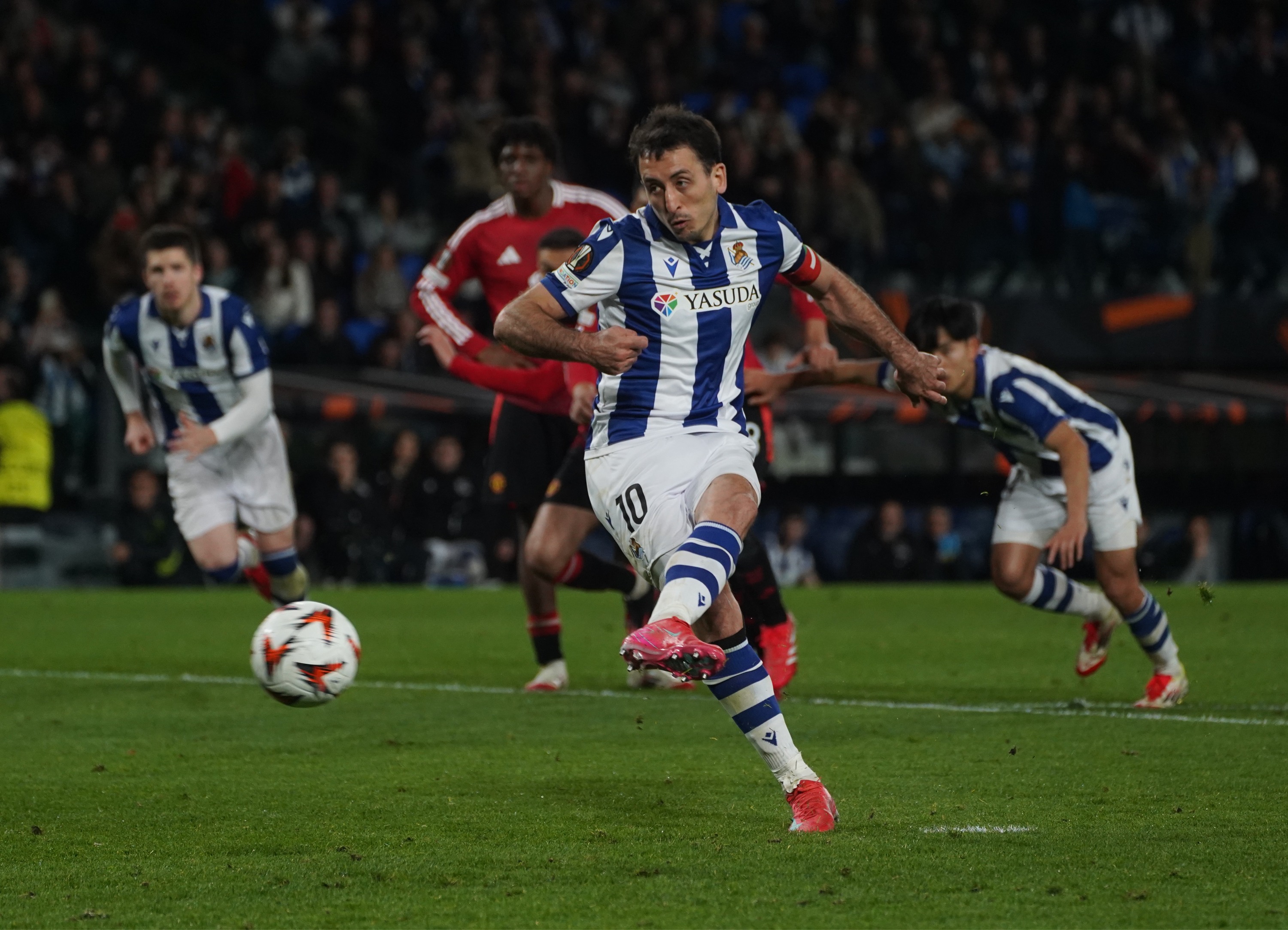 Mikel Oiartzabal, penaltia jaurtitzen. JON URBE / FOKU