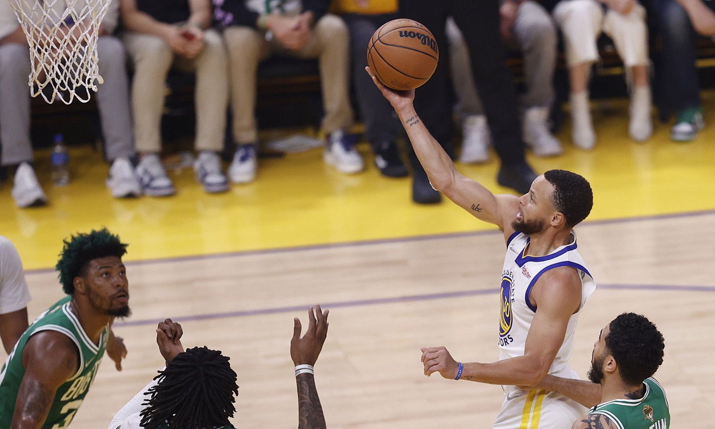 Stephen Curry, iragan sasoiko finaletako neurketa batean. Aurrean, Al Horford. JOHN G. MABANGLO / EFE.