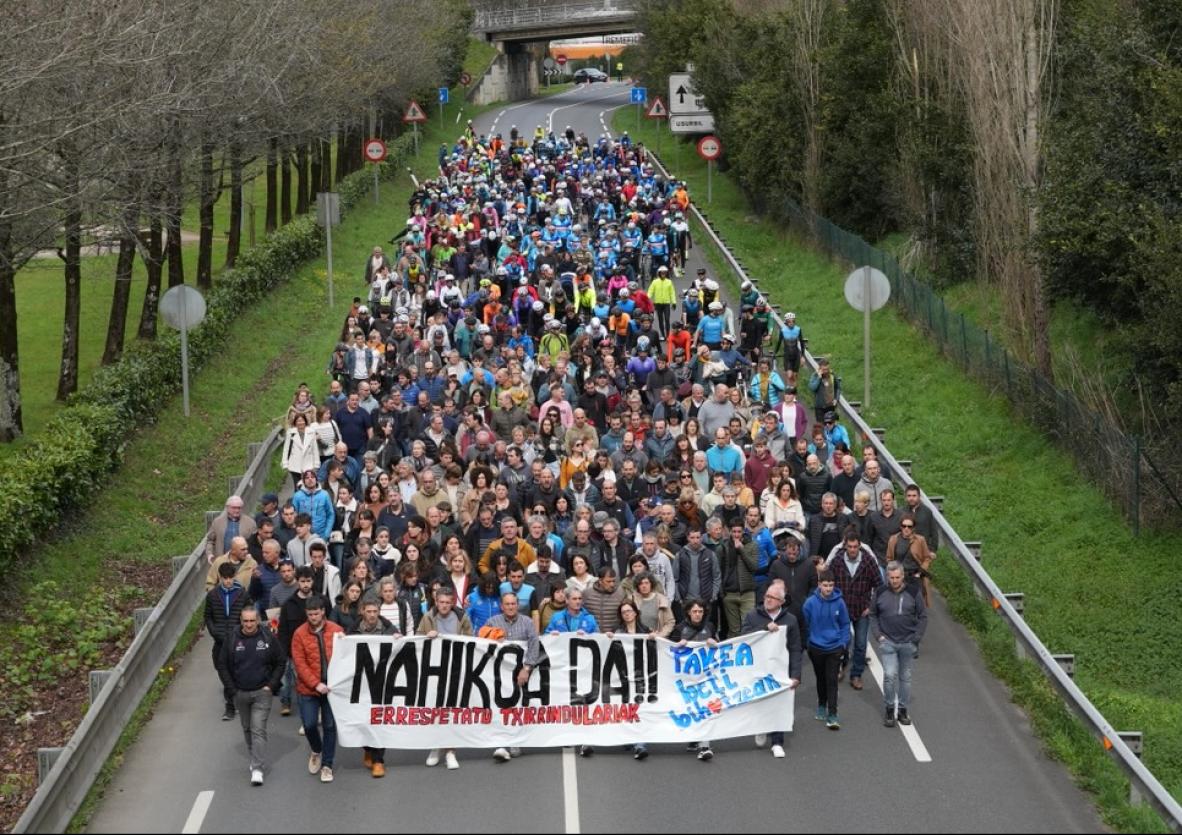 Iñaki Pakea 53 urteko ibartarraren omenez Usurbilen egin duten protesta martxa. JON URBE / FOKU