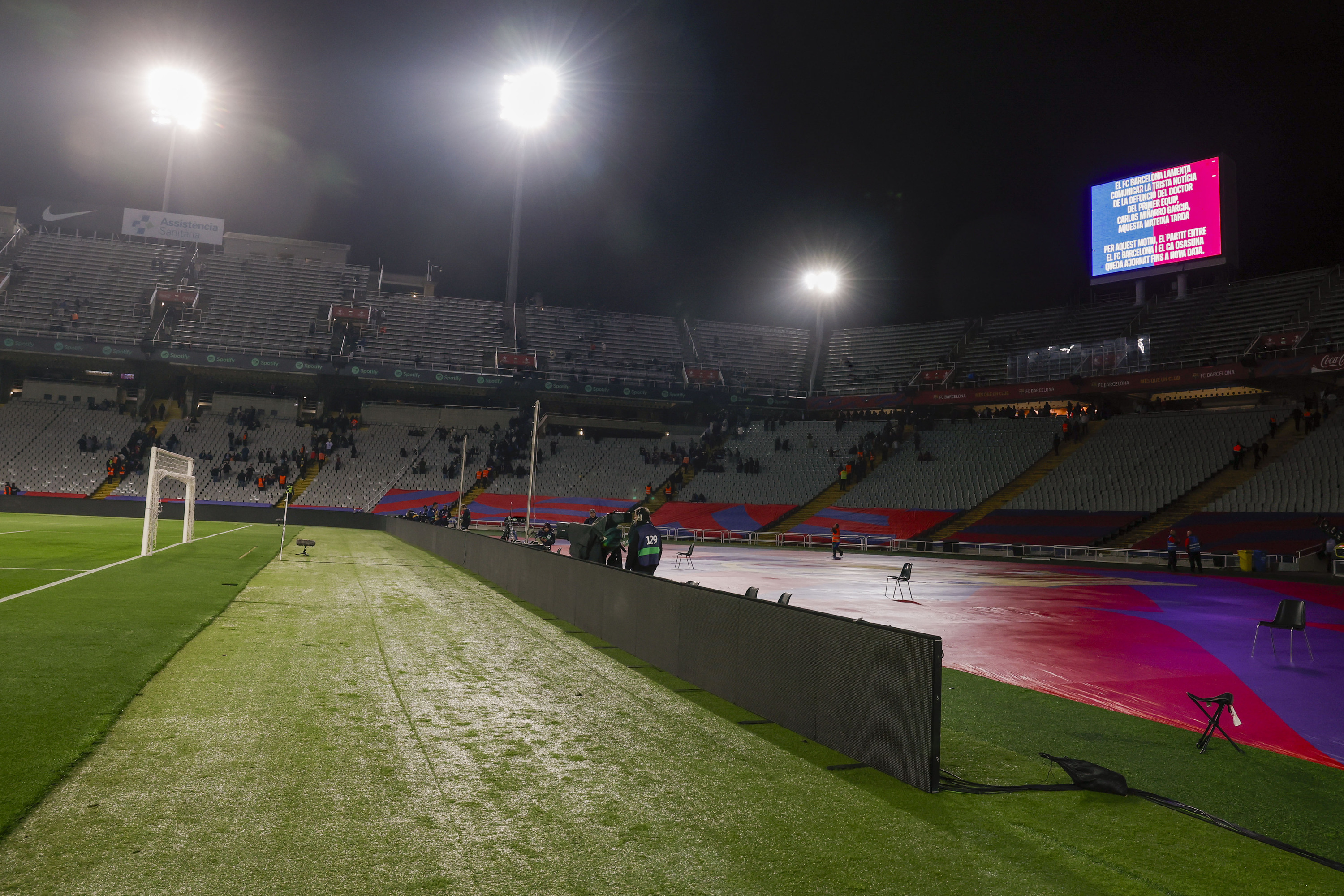 Nou Campeko pantaila erraldoian partida bertan behera geratu dela iragartzen. TONI ALBIR / EFE