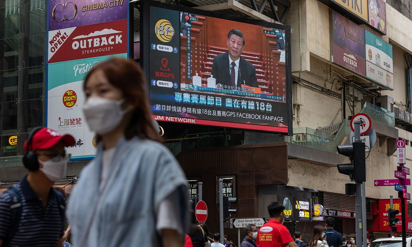 Xi Jinping Txinako presidentearen irudia, Hong Kongeko kale bateko pantaila erraldoi batean. JEROME FAVRE / EFE.