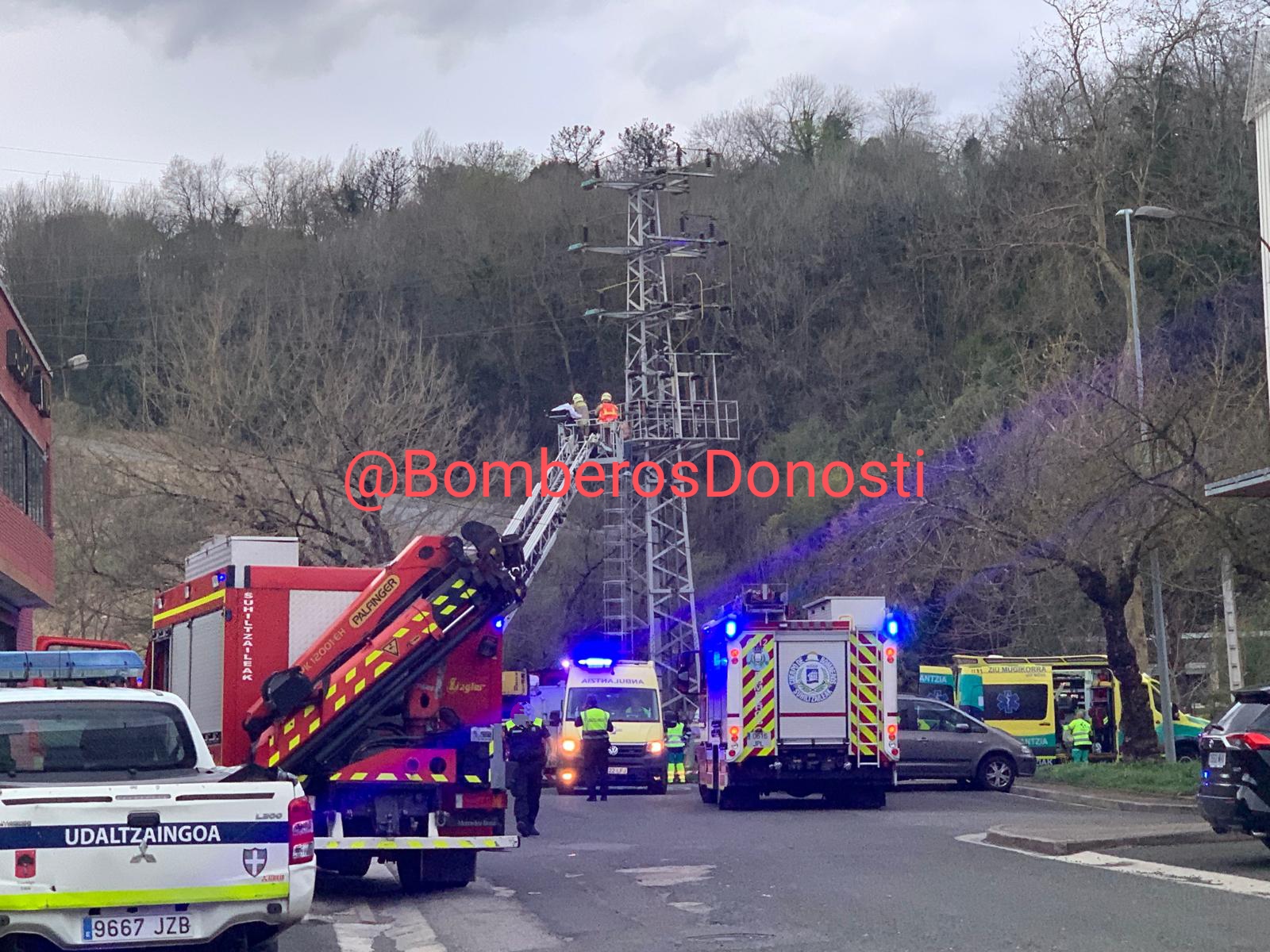 Suhiltzaileak ezbeharra gertatu zen tokian lanean, atzo, Usurbilen. @BomberosDonosti