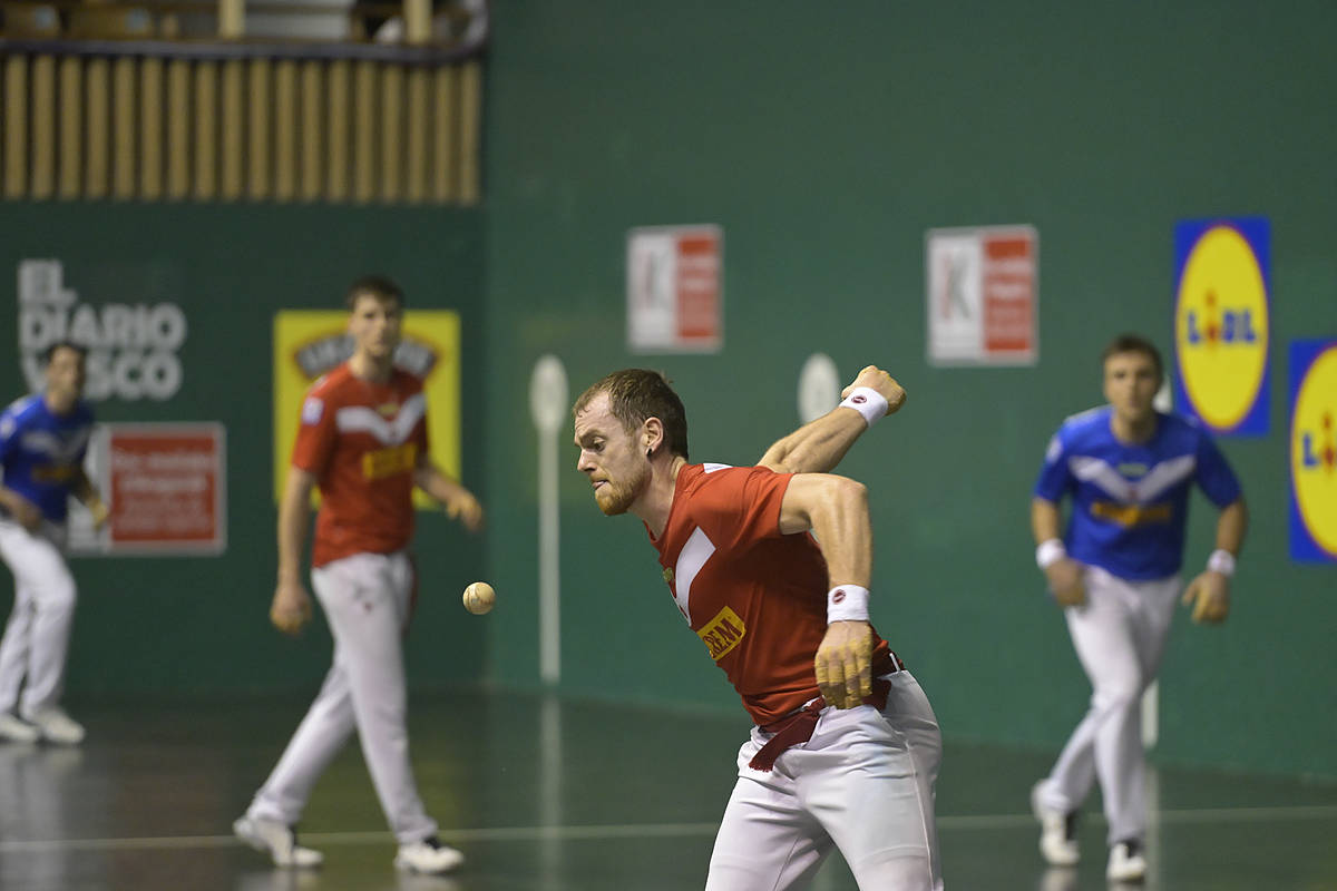 Unai Laso pilota jotzen, gaur, Eibarren. GORKA RUBIO / FOKU