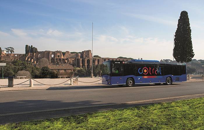 Cotral enpresa erromatarraren Solaris InterUrbino hiriarteko autobus bat errepidean. CAF