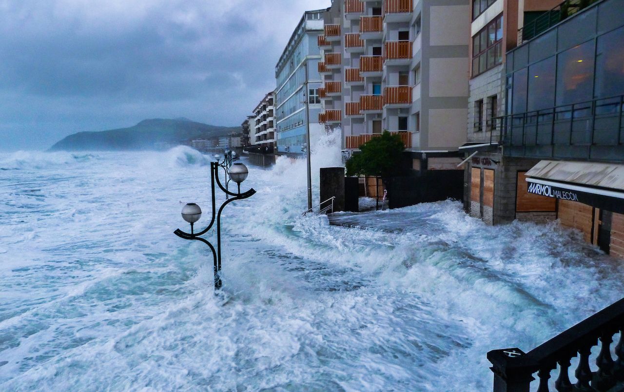 Zarauzko malekoia itsasoak hartuta, 2014ko otsaileko itsas denboralean. ASIER ARANZADI